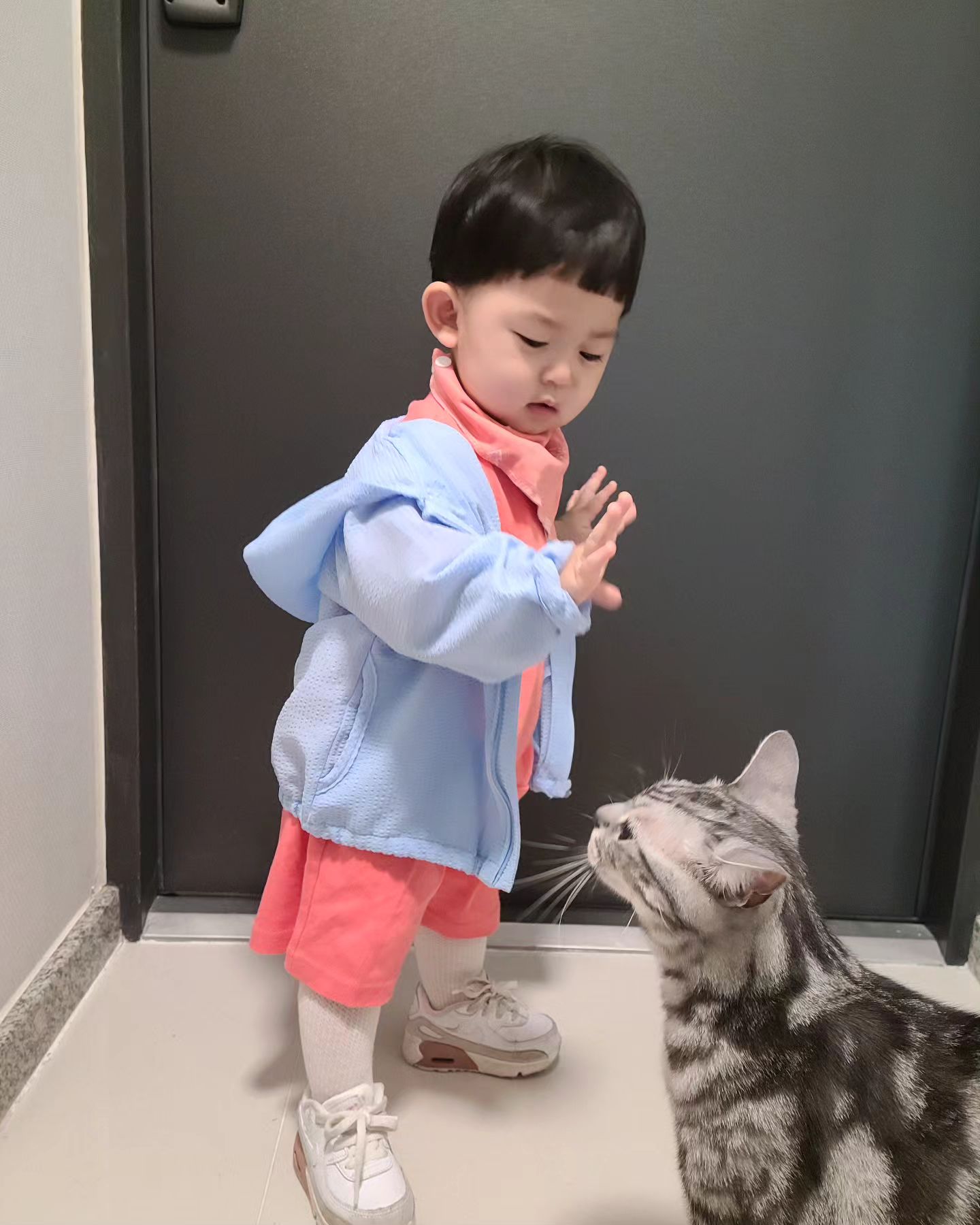 .

얼집 가기전에 파로한테 인사해주기👋

파로야 시우 잘 다녀온대!
이따가 만나자❤️