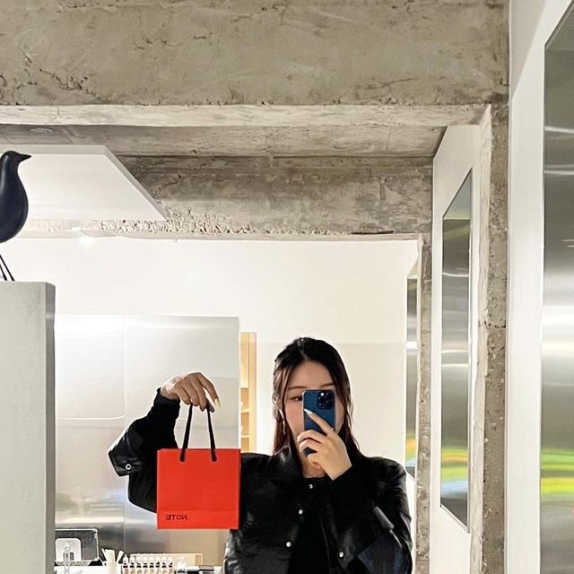 현지(현디)🇰🇷 on Instagram: "너무 좋아서 재방문한 닷노트,,,,🖤 근데 이번엔 성수점이라구,,,!!!!강남점과는 또 다른 분위기 둘다 너무 죠아✨ . . . #광고#성수원데이클래스#성수향수공방#서