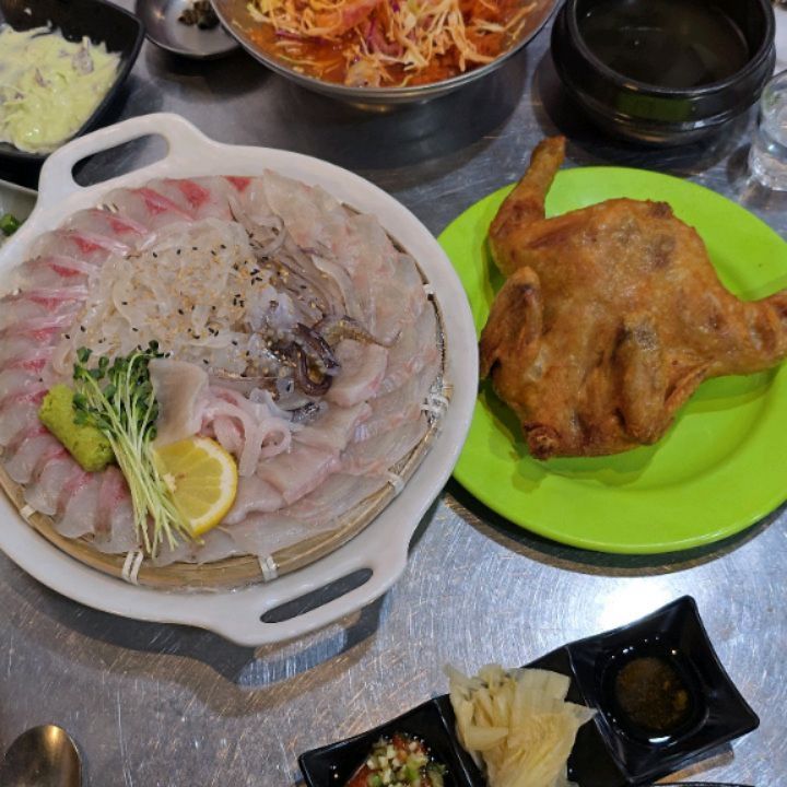 .
산오징어 먹고싶어서 방문했어
보통 산오징어 먹을 때 섞어로 주문하면
산오징어만 퀄리티가 좋을 때가 있는데
여기는 광어,밀치부터 산오징어까지 완벽하네
옛날통닭도 정말 맛있고 물회도 맛있으니
이왕이면 오후 7시 이전 방문 추천해
.
#광장산오징어활어수산 #대구맛집 #대구달서구맛집 #광코맛집 #광장코아맛집 #대구횟집 #대구달서구횟집 #광코횟집 #광장코아횟집 #대구산오징어횟집 #대구달서구산오징어횟집