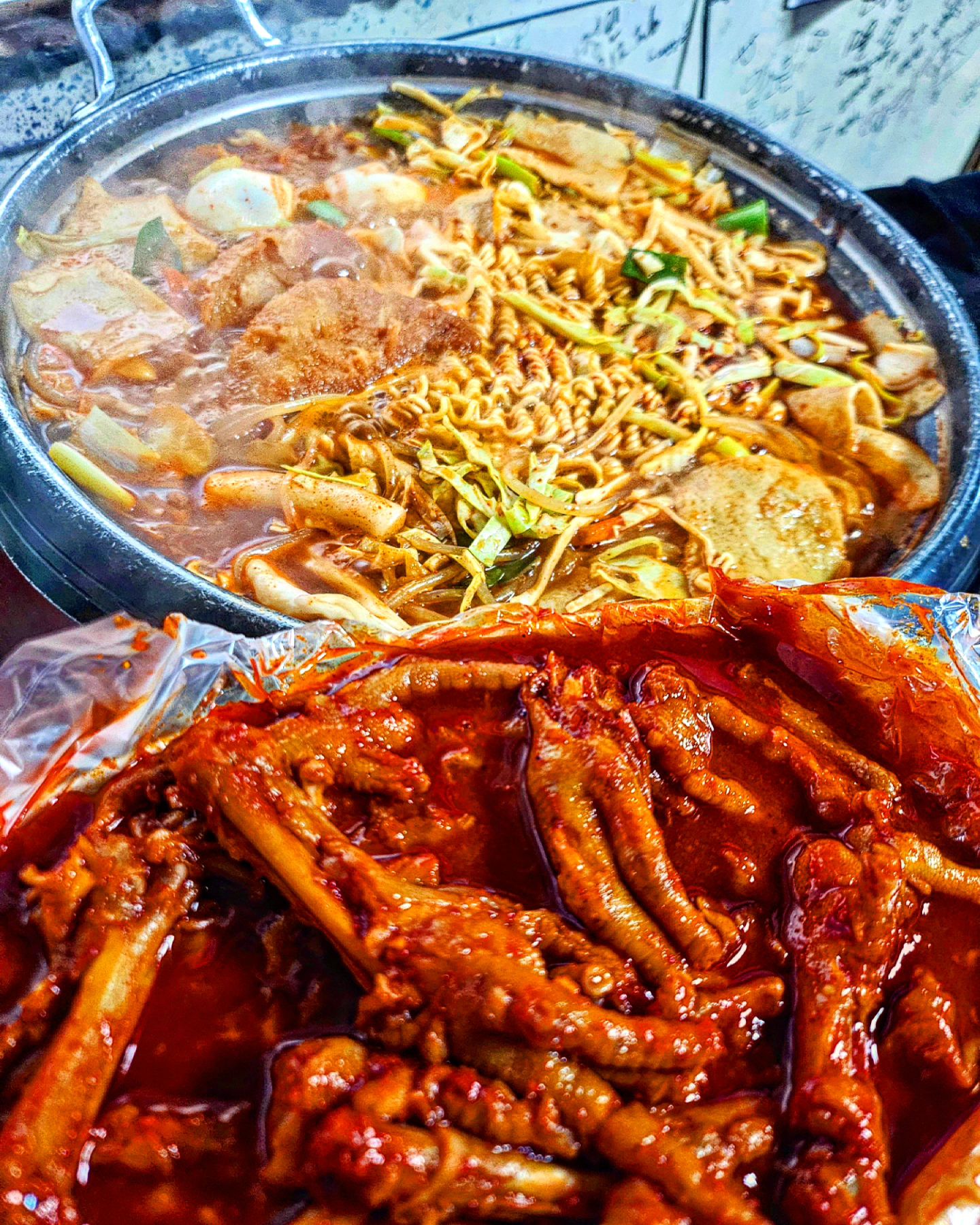 토요일#떡볶이 #신당동 

비오는 토요일 이네요~☔️🌧
오늘 남편과 미용실가서 둘다 머리짜르고  남편이 신당동 가자며
신당동 떡볶이 타운에 다녀왔어요~^^
드디어~~ "우정" 으로 갔답니다.ㅎㅎ 항상 갈때마다 거긴 사람들이 바글바글 하고 줄이 어마해서 ㅋㅋ  항상 포기했었는데.ㅋㅋ 
오늘은 그나마  대기가 3번째라서. 기다렸다가 몇년만에 
우정 에 가서 맛있게 먹었네요~^^ 역시 닭발을 먹어줘야지요? ㅎㅎ 
남편은 닭발이 왜 맛있다는지 모르겠데요.그냥그렇다고 그러는데.
저는 넘맛있어서 닭발은 두번씩이나 시켜서 먹었어요.🤣
닭발 홀릭 ㅎㅎㅎ