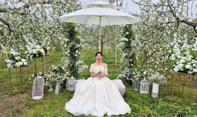 -
공주놀이 끝 👰🏻‍♀️🤍 
아주 많이 행복했습니다 !

#내결혼식부터주말마다비오는건기분탓일까

Dress modeny_official 
Bouquet miteum_flower