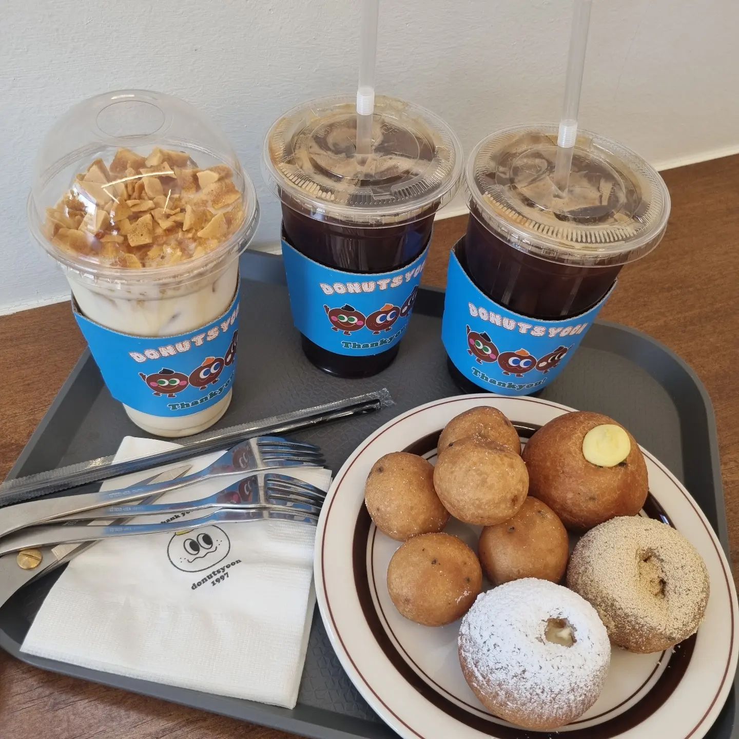 #협찬
이모집 놀러가면서 알게된 #세종조치원도넛맛집
이모나 나나 할매입맛이라서 #찹쌀도넛 을 좋아해서 기대했는데 정작 이모는 같이 못감!!ㅋㅋㅋ

그래서 이모부랑 사촌동생이랑 든든하게 점심먹고 후식 겸 포장하러 갔는데
배가 엄청 불렀는데도 찹쌀도넛이 느끼하지않고 니글거리지않았음!!

쫀득한 #미니찹쌀도넛 과 다양한 필링이 들어가있는 #크림도너츠 !!!

여러 크림도넛 중 나는 #크림치즈 #인절미 #고구마크림 을 골랐는데 전부 다 안질리고 맛있었음!!!! 

그 중 인절미가 정말 맛있어사 이모네 포장에는 인절미만 2개 골랐다 히히
-
#세종 #세종맛집 #세종도너츠맛집 #조치원도너츠맛집 #세종시도넛맛집 #세종시디저트맛집 #도넛 #디저트 #세종시도넛 #세종조치원도넛
#오늘아님