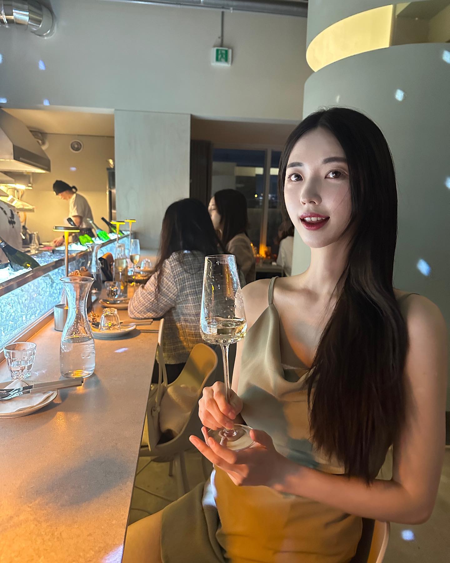 합정 핫플 발견 😎 
신상 루프탑 샴페인바 oksang_hj 
분위기도 좋고 음식도 맛있어서 데이트 장소로 최고✨ 

#옥상 #아름다운술잔 #샴페인바 #루프탑바