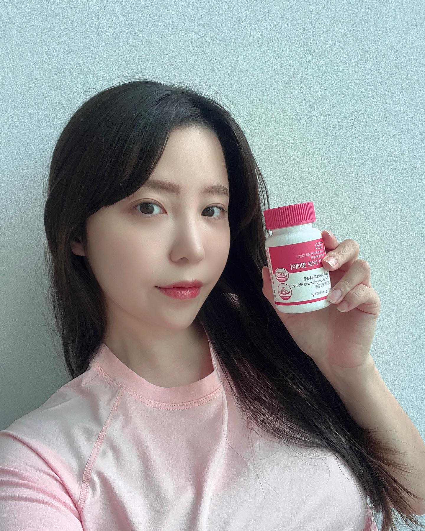 #협찬 
1년 365일 다이어트 하는사람🙋🏻‍♀️
그게 나야 빠 둠빠 두비두밥..
이번달 말 공연을 앞두고 있는데
최근들어서 부쩍 살이 올라서
다이어트 시작했다 이거에요..
시중에 있는 다이어트 보조제 
오만가지 다 먹어본사람 저요〰️!
다이어트 보조제 찾던중에 받아본 
헬로디어트 ‘핏데이’
일단 알약 크기가 작아서 목넘김 편함!
약사와 한의사가 공동개발한 제품이라고 하니 믿고 먹어볼게요(?)!
1일 2회 1정씩 식전이나 식후에 
섭취하면 된다고 하는데..!
프리미엄 가르시니아 추출물이 들어있어서 
저처럼 탄수화물 킬러 밀가루 킬러 분들은 
효과 톡톡히 볼 수 있겠죠?
스물아홉 그리고 11월..
굶지않고 건강하게 꼭 꼭 꼭 꼭 꼭!
이번 다이어트 성공할 수 있길 바라며..
11월 28일 다이어트 성공해서 만나요..⭐️
-
#헬로디어트 #핏데이 #다이어트 #다이어트보조제 #가르시니아 #다이어트프로그램