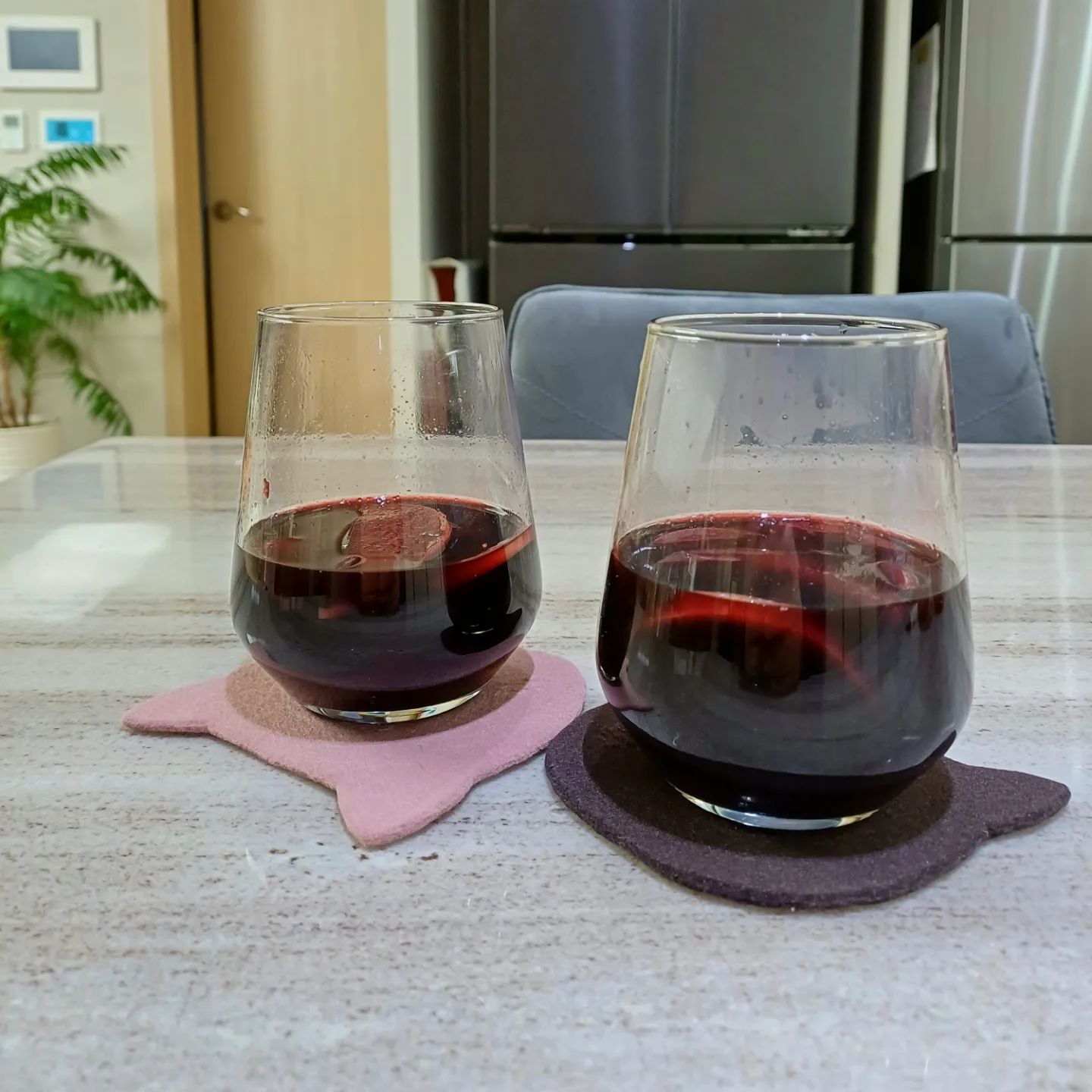 #잘먹고잘사는라임씨 #블로그협찬

🍷 #뱅쇼 는 이름이 많다.
프랑스어로는 뱅쇼 Vin chaud, 독어로는 글뤼바인 Gluwein, 영어로는 뮬드와인 Mulled wine.
뱅(Vin)은 와인, 쇼(Chaud)는 따뜻하다는 뜻이래.

🍷작년 겨울 동유럽 크리스마스마켓에서 마신 뱅쇼는 어떤 집은 정향 냄새가 강하고, 어떤 집은 팔각 냄새가 강하고, 어떤 집은 시나몬 향이 강하고 ... 맛이 다 다르더라고. 
마치 한국도 집집마다 김치맛, 같은 요리와 반찬이라도 맛이 다른 것처럼.

🍷작년 연말 추운 몸을 녹이던 뜨끈한 뱅쇼를 집에서 만들려니, 향신료 사야지 과일 손질해야지 귀찮단 말이야.
그런데 티백 하나로 간단히 뱅쇼를 만들 수 있대.

🍷보글보글 와인이 끓으면 뱅쇼 티백을 넣는다.
티백으로 되어 있고 개별포장이라 간편하다.

#요리여왕 #뱅쇼티백 #냠냠박사 #쩝쩝박사 #먹팔해요 #먹팔  #먹팔맞팔 #먹팔환영
