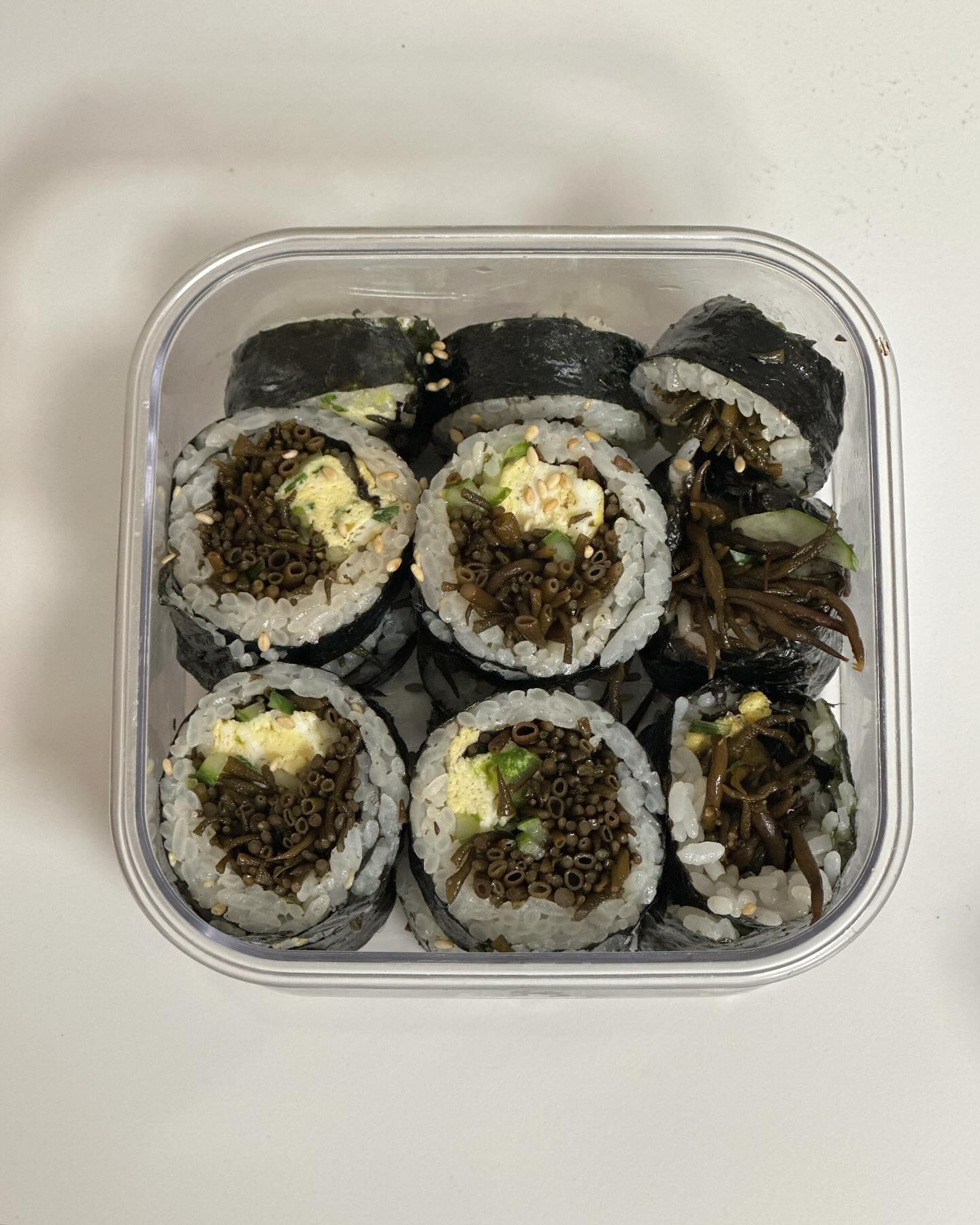 톳김밥, 다시는 만나지 말자 -

새벽 출장가는 남편 먹이려고 건강하기 톳김밥 도전했는데
김밥 마는 과정에서 양옆으로 톳을 토해내는 김밥…·८·);;;
조리는 쉬운데 마는 것이 너무 어려웠네요. 

이제 톳은 안 사기로 다짐 ㅋㅋㅋㅋㅋㅋ

📝염장된 톳 샀을 때 참고
1. 물로 몇 번 씻어주기
2. 찾아보니 염분기 제거를 위해 물에 10분~15분 당궈두는 편
3. 저는 찝찝해서 1~2번 다하고도 끓는 물에 한 번 더 데쳤어요
(+간장이랑 올리고덩 넣고 조리했어요)
.
:
#아침밥
