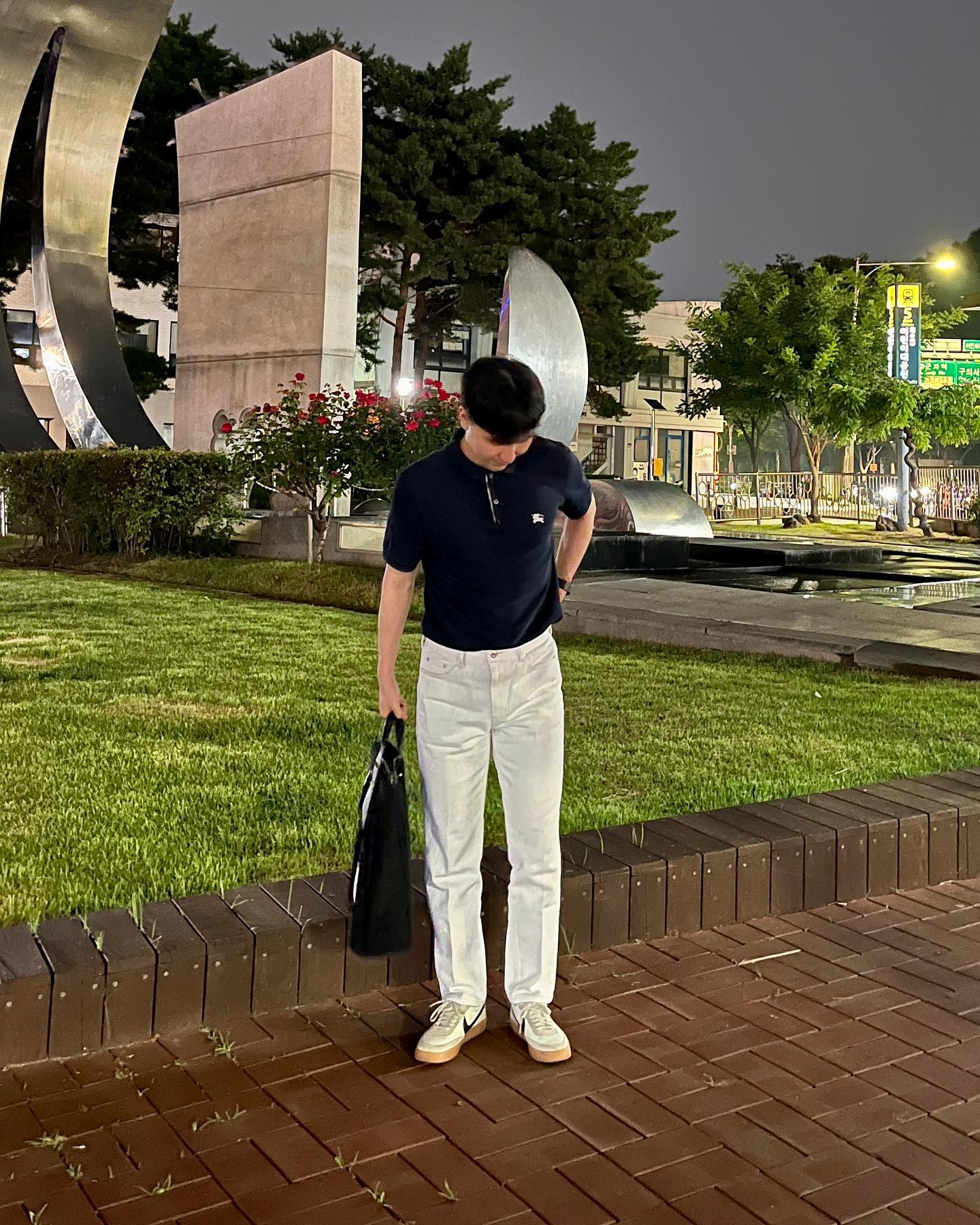 #광고 #86로드 eightysixroad sixroad

86로드에서 CROP TAPERED CREAM 진을 제공해주셨습니다 :)🤍
평소 검정색, 네이비색, 챠콜 색 바지를 즐겨 입던 저에게는 나름의 큰 도전이었는데, 바지 색감과 핏이 너무 이뻐 참 다행이네요!🙌🏻

✔️비침없고 탄탄한 데님 원단의 고급스러움
✔️ 완전 흰색이 아닌 은은한 아이보리와 연한 그레이색의 은은한 색감
✔️스니커즈, 구두 등 어떤 신발에도 어울리는 데일리 데님

저처럼 밝은 데님에 입문하시는 분들에게 꼭 추천드리는 바지입니다!👍🏻
다음에는 로퍼와 함께 코디해봐야겠네요!
☑️ 173/65 스펙에 30 사이즈가 딱 맞았습니다 :)

#협찬 #제품제공 #남자팬츠 #남자흰바지 #흰데님팬츠 #데일리룩코디추천 #86로드청바지