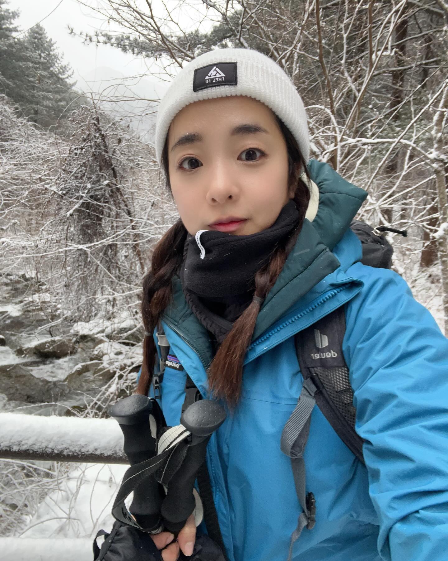 #첫줄안녕

#소백산 
📍코스
새밭공영주차장/어의곡탐방지원센터(국립공원스탬프 인증)-어의곡갈림길-소백산 비로봉(인증) 왕복-어의곡갈림갈림길-어의곡탐방지원센터(국립공원 스탬프투어 인증)/새밭공영주차장 원점회귀

⏰ 11:00 -16:00 (5시간)

계속 오르막 코스이다가 정상쯤에 평지 있음
난이도가 그리 높지 않으나 
추위와 칼바람 때문에 힘든산 ⛰️

장갑 2개 ,바지 2개, 윗옷 6개 
춥지 않고 얇은 것으로 레이어링 했더니 
추위를 느낄 틈이 없었음 

다만 정상부근 칼바람으로 몸이 휩쓸려나가
정상석은 포기!!

소백산 가시는 분들 단단히 준비 하고 가시길 😅
지금 까지 느꼈던 추위와 바람은
아무것도 아니었구나 느낄 수 있어요🥶

#등산 #등산스타그램 #설산#겨울 #겨울산행 #설산등반 #설산산행 #소백산 #소백산국립공원 #소백산비로봉 #어의곡 #어의곡코스