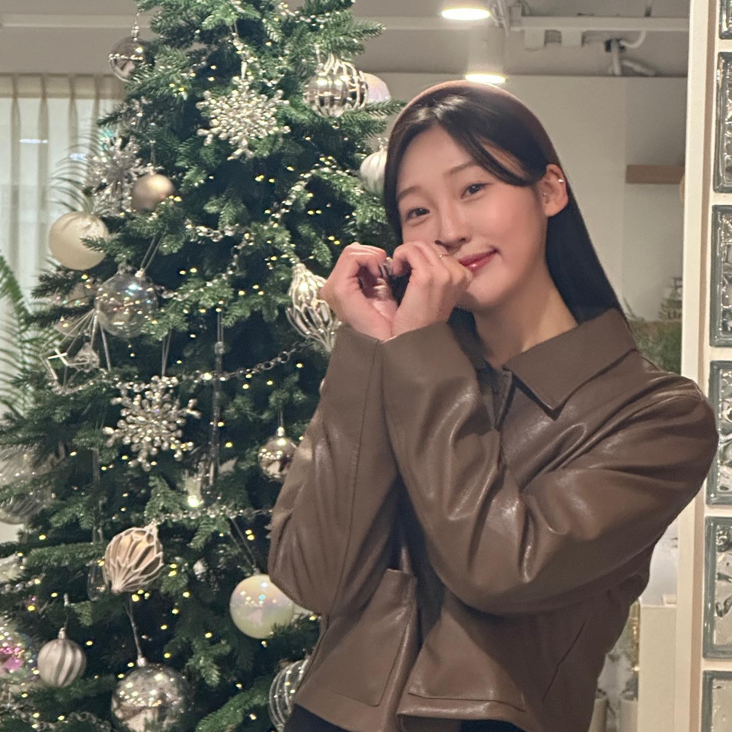 #협찬
날이 추워져도 
나는 레더 자켓을 입는다🧸
이 날 스타일 이쁘다는 
칭찬 많이 들어서 행복 🐻🤎
