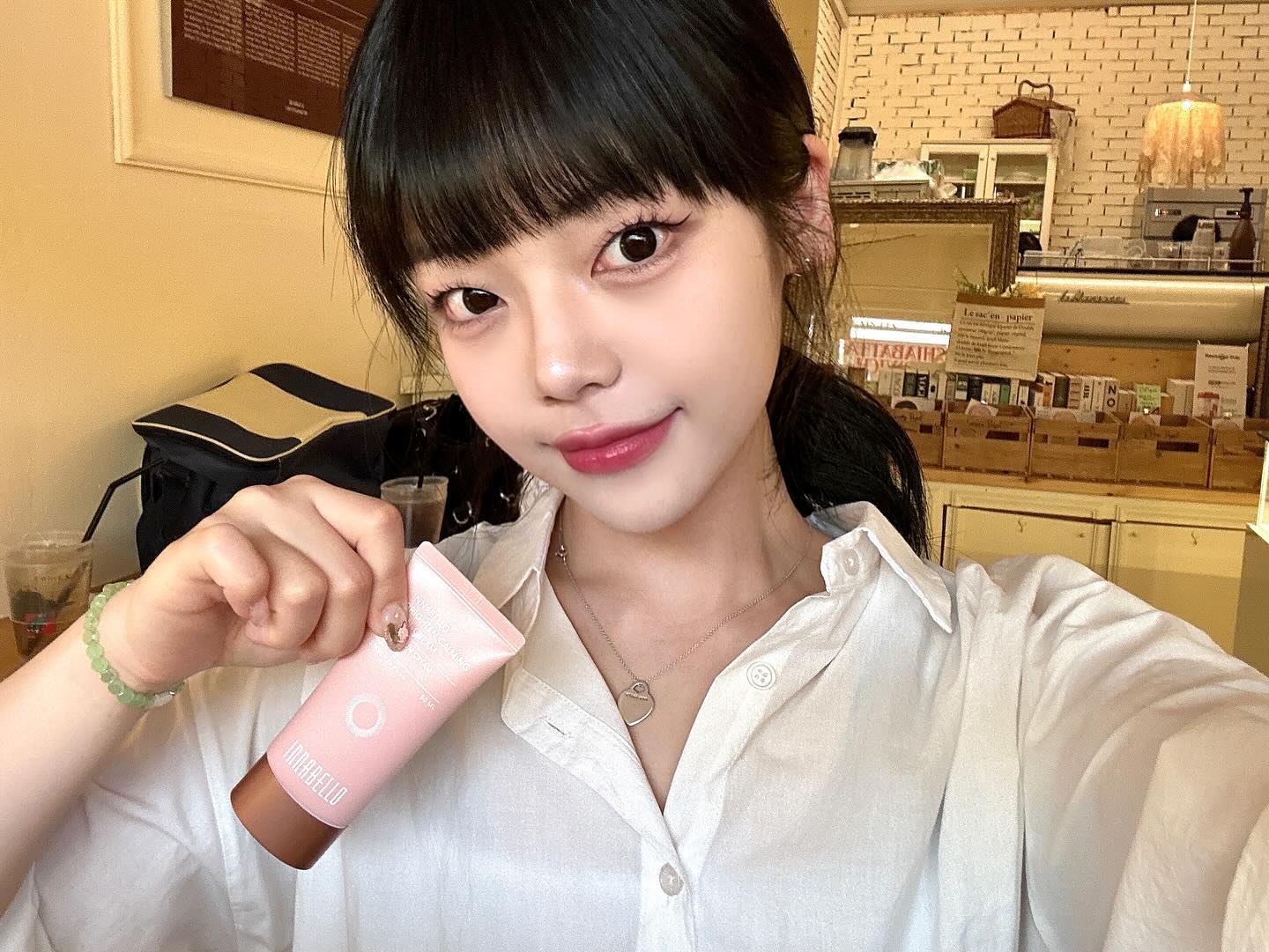 #광고
 innabello_official

이나벨로 브라이튼 카밍 선크림

자외선을 즉시 반사시켜 피부를 보호해주는 무기자차,
피부에 부드럽게 밀착되어 자외선을 피부의 열로 배출하는
유기자차 조합의 선크림이라고 합니다💗

또한 저자극 테스트 완료된 저자극 선크림이라 피부가 예민하신 분들도 사용할수 있겠더라구요 :)

끈적임 없이 발림성도 좋고 백탁도 없어 특유의 선크림 바르고 난 느낌이 안나서 더욱 만족 스러웠어요!
유분은 잡아주고, 수분은 지켜주어 매끄러운 피부로 연출해주고 보송한 마무리까지 ><💗

자외선차단, 주름개선, 미백 3중 기능성 선크림
피부 진정에 좋은 위치하젤 추출물,
베르가못잎 추출물, 병풍추출물까지 함유되어
믿고 사용할 수 있는 이나벨로 선크림 추천드러요💗
.
.
.
.
.
#이나벨로 #선크림 #광채선크림 #톤업선크림 #미백선크림 #3중기능성선크림 #혼합자차 #혼합자차선크림 #선크림추천