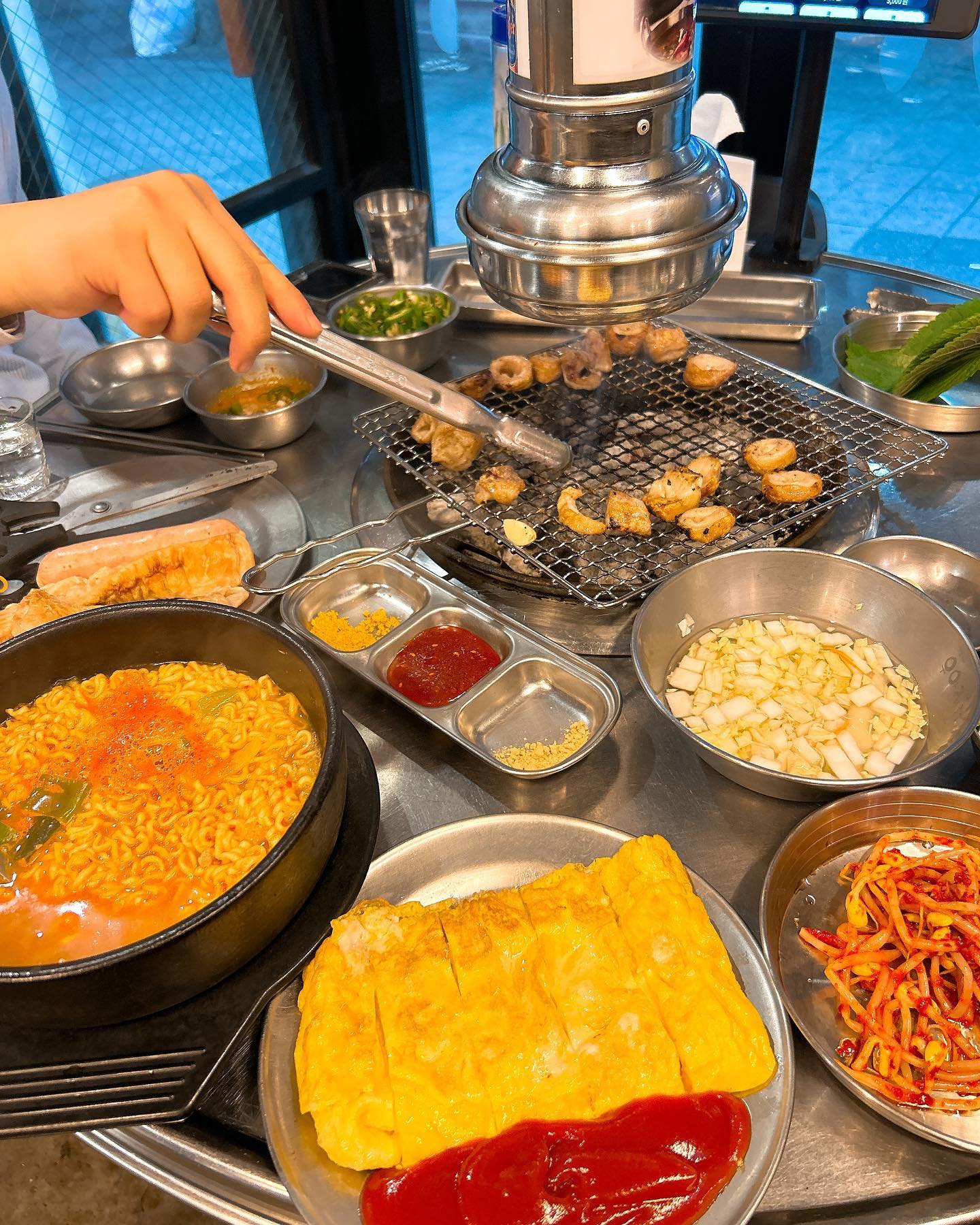 대구 #우야지막창 #막창맛집

대구까지 3시간 운전해서 도착👀 막창이 너무 먹고싶어서 숙소 근처 아무데나 들어갔더니 #대구막창맛집 막창 3인분 시키면 #된장라면 #계란말이 #빙수 주는 집이 있다🤤 막창도 막장에 찍어 먹으면 기가막힌 맛 👍 3인분만 먹었는데 사이드가 푸짐해서 배부르게 나왔다🫶🏻

✅🥕🥕🥕🥕🥕

#대구맛집 #대구맛집추천 #대구맛집투어 #대구맛집탐방 #대구맛집그램 #대구맛집베스트 #동대구역맛집 #동대구역막창 #동대구역맛집추천 #동대구역맛집투어 #대구막창골목 #대구먹거리추천 #대구먹거리 #대구막창구이 #먹스타맞팔 #먹방스타그램 #먹스타소통 #먹팔 #먹부림 #먹방스타그램 #먹팔맞팔