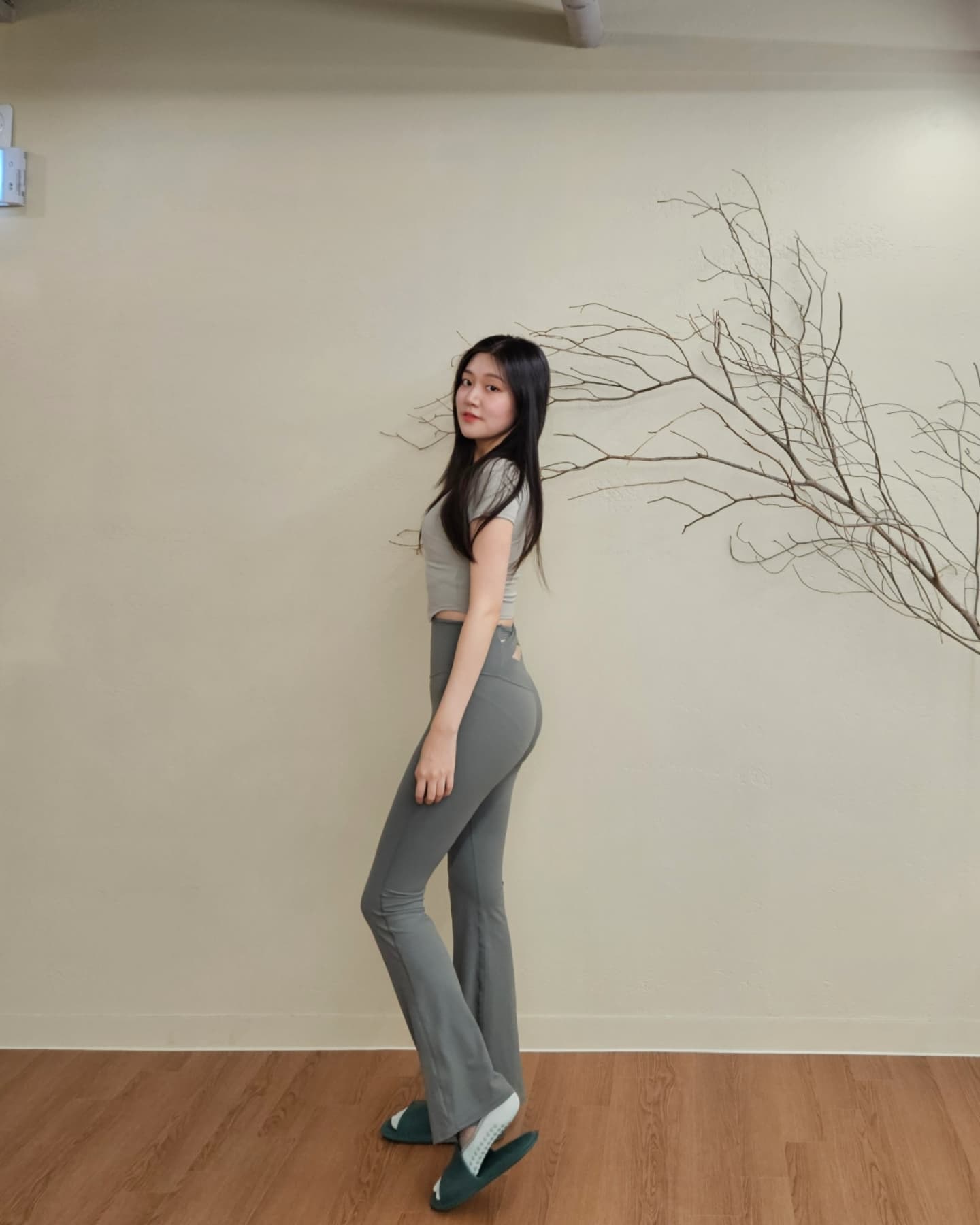 허리 라인의 백 스트랩이 포인트로 트렌디한 무드 뿜뿜 이에용 

부츠컷 라인이 종아리 군살을 커버해 줘용 ㅎㅎ 

콘치웨어는 역시 💘 퍼펙트 ✨️💛

운동복 뿐만아니라 데일리룩으로도 찰떡으로 좋을것 같아요 🤍🌿

운동복 관련 꿀팁은 콘치웨어 구매하실때 
할인코드 bbbkong 입력 하시면 5프로 할인되용 !!🤍☘️

.
.
.

#콘치웨어 
#운동복 
#써클짐 
#필라테스 
#오운완 
#ㅇㅇㅇ
#할인코드 
#운동 
#운동하는여자 #트레이닝레깅스 #운동레깅스 #여성레깅스 #여자레깅스 #필라테스레깅스 #헬스레깅스
#추천템 #솔직후기 #착샷 #여자레깅스추천 #써클짐필라테스 #daily #데일리 #ootd