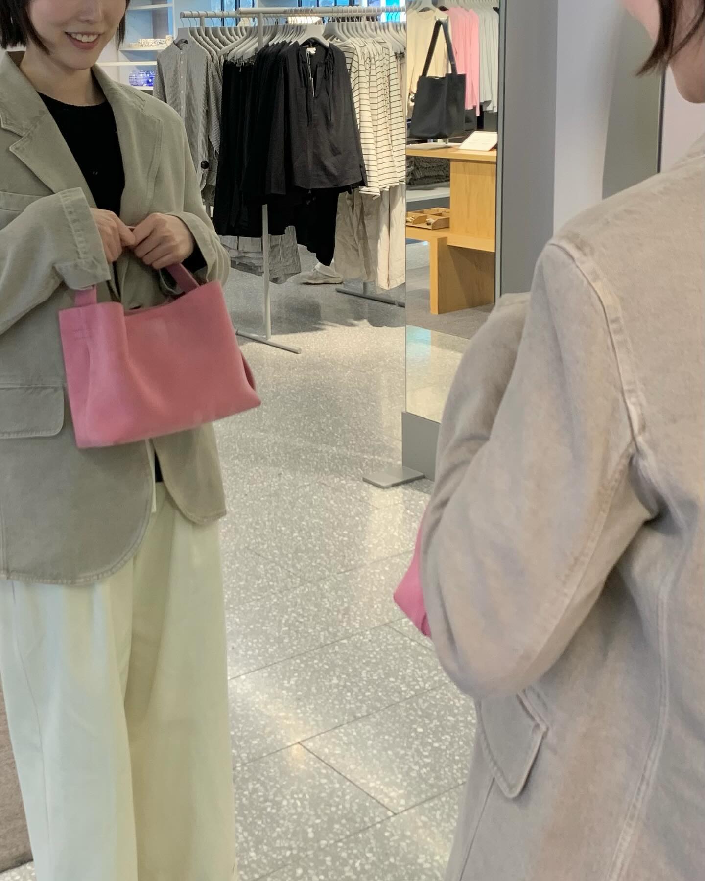 .
요즘에 입을 옷이 하나도 없다 ^_^
아르켓가서 구경을 했다. 자켓이랑 가방이 맘에 들었다.
요즘에 예쁜 의류들이 자꾸 눈에 들어온다. 
내 지갑을 비어버리게 만들라나 큰일이다. 
맘에드는 옷 하나만으로도 기분이 어어엄청 좋아진다. 
옷을 정말정말 좋아한다. :)💌
