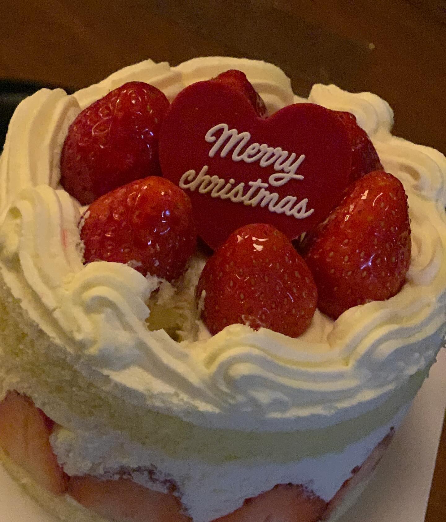 벌써 12월?!? 🎄

오랜만에 만난 내 칭규들은 여전히 편안했고, 딸기케이크는 맛있었다. 이제 거리들도 제법 크리스마스가 찾아오는 듯 하다