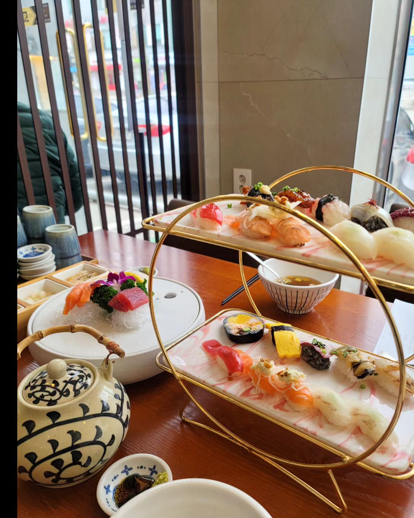 #광고 #시식권당첨 #상상초밥 
연말부터 올해초 그리고 새학기 시작하고 바빴던 우리부부 
간만에 데이트겸 밥도먹고 영화도 예매하고 보니 결기 9주년이었다는🙊  벌써 세월이 이렇게 흐르다니!! 
오늘도 당당히 내가 쏜다 하고 데려간 운암동 상상초밥 🤩 
커플정식으로 먹었는데 다양한 스시들과 참치 연어회 그리고 알밥과 새우튀김까지 포함이라 원래 더 추가해서 먹을까 했는데 요 정식하나로도 너무 배불렀다☺️👍 
그리고 오랜만에 먹은 스시여서 그랬는지 넘 맛있고 부드럽고 스시에 있는 밥이 많이 안들어있어서 개인적으로 넘 좋았다능☺️ 
솔직후기 ! 가격도 괜찮고 구성이나 맛까지 그리고 인테리어도 이쁜데 점심시간이라 사람이 많아서 외관이나 내부는 못찍었다🥺 
광주분들 스시먹으러 상상초밥으로 고고하세요 😘😘 
시식권 감사합니다🥰🥰 lsw1947 
.
.
.
.
.
#광주스시 #광주맛집 #상상초밥운암점 #광주스시맛집 #운암동맛집 #광주북구 #광주북구맛집 #데이트장소 #광주데이트장소 #광고지만솔직후기 #광주맛있는스시집