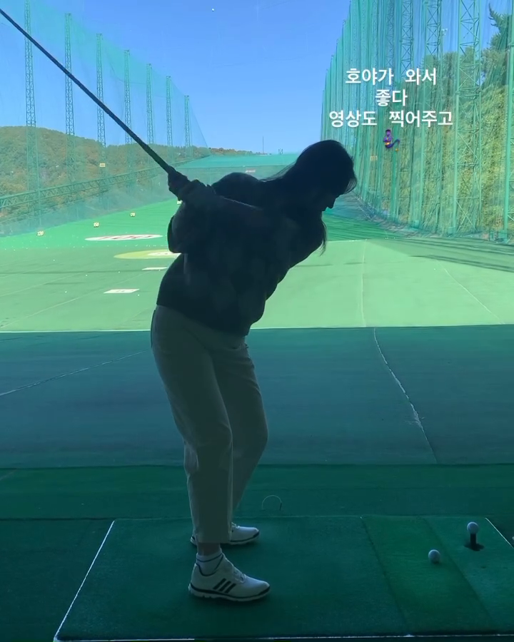 .
남들 눈엔 안보이겠지만 
나만 아는 작은변화들
내눈에만 보이는 발전된 모습🫶
작지만 계속 계속 하면 커지는 노력들
남보기 좋은거 말고 나보기 좋은것에 집중 

잘한다💃잘한다💃 우쭈쭈🩷

나도 추어탕 먹는줄 알았는데
골프장 끌려갔다🤣🤣🤣
이럴줄알았음 골프웨어입고 갈걸
골프웨어는 어디서 입어요?🤷🏻‍♀️
.
.
.
.
#작은변화#해도해도끝이없다 #골린이성장일기⛳️ #골프스윙동영상 #골프연습#일상기록 #연습중 #골린이#연습만이살길 #나를사랑하는연습