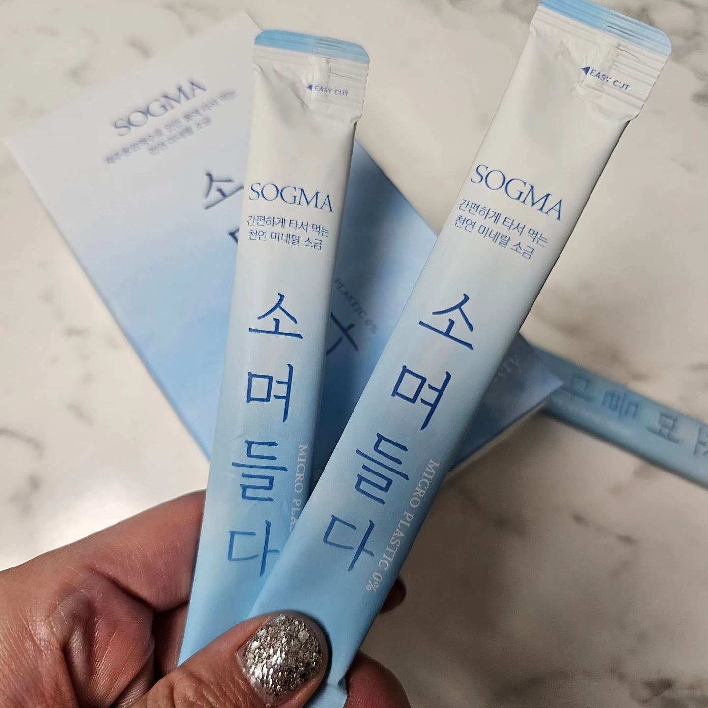 #협찬 

하루 한포로 수분과 미네랄 보충하기

청정제주의 용암해수 소금 성분으로 만들어
갈증해소에 탁월, 수분과 미네랄 소금을 동시에 채워줌
또한 무설탕, 무색소, 무카페인으로 부담 0%

제주용암해수 그대로를 담았다고 해요
용암해수란 바닷물이 화산암반층에 의해 수천 수만년
자연 여과되어제주의 현무암에 스며든 물로써
인체와 가장 비숫한 약알칼리성을 띠며, 마그네슘.칼륨.
게르마늄.바나듐.셀레늄 등 미네랄 함유량도
일반 지하수보다 높습니다.
제주도와 하와이에서만 발견된 특별한 수자원으로서
신의 내린 선물'이라고도 한답니다.

우리 몸에꼭필요해요
미네랄의 중요성
미네랄은 비타민, 탄수화물, 단백질, 지방과 함께
5대 영양소 중 하나로 탄수화물, 단백질, 지방이 우리 몸에서
에너지원이 될 수 있도록 활성화시켜주는 역할을 합니다.
또한, 신체 조직을 구성하고 다양한 화학반응을 촉진해
주요 영양소가잘 흡수되도록 도와줍니다.
미네랄은 생명을 유지하는데 없어서는안 되는
매우중요한영양소입니다.

비교할 수 없는
수분 보충 및흡수력
소며들다는 물에 간편하게 타 먹는 천연 미네랄로
타사 제품들과는 달리 액상으로 되어있어 흡수가 빠릅니다.
높은 비율의 물 분자를 함유하고 있어 수분이 체내로
쉽게흡수되게 하여 체온 조절 및 탈수를 막아줍니다.

500ml 물에 한포 타서 먹으면 간단하게 섭취할수 있어요!

#소며들다 #천연미네랄 #제로칼로리 #용암해수