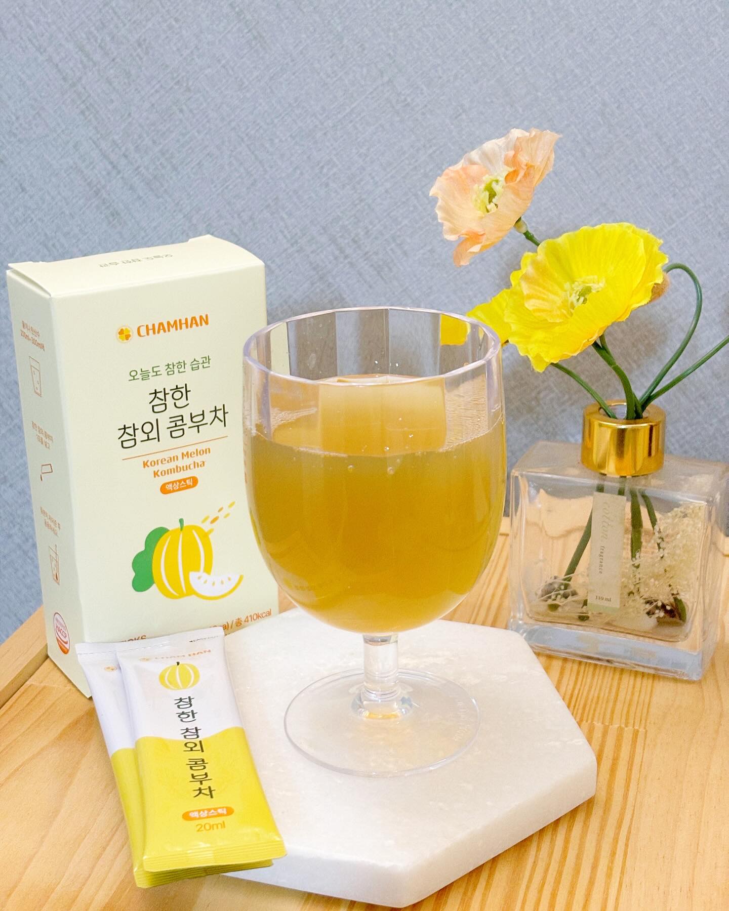 💫 업체로부터 제공받은 제품입니다
칼로리가 낮아 부담없는 음료
❝ 참한당 참외콤부차 ❞

👶🏻 달달한 음료를 못 끊는 아이,
👵🏻 카페인 없는 차를  마시고 싶은 분
💧 물 마시는 습관을 들이고 싶을 때

딱 좋은 콤부차를 소개해드려요.ᐟ

참한당 콤부차는 1포에 41kcal로 가벼워요.
성주참외의 시원하고 깔끔한 맛이 담겨있어
갈증 날 때, 땀 흘리고 난 뒤 마시기 좋아요.ᐟ🏋🏻‍♀️

국내산 통현미와 홍차를 504시간 이상
발효시킨 발효차에요. 다양한 유익균을
포함하고 있어요. 그릭요거트, 샐러드 소스로
뿌려 먹으면 맛도 좋고 건강함이 두 배 ✖️2️⃣

다가오는 명절, 묵직한 음식이 두렵다면
오늘부터 음료 대신 한 포씩 마셔보자고용💫

_  _  _  _  _  _  _  _  _  _  _  _  _  _  _  _
📍 uksunfarm yyofruit 
• 참한 참외 콤부차 20ml*10ea 11,250원
 _  _  _  _  _  _  _  _  _  _  _  _  _  _  _  _

#오늘뭐먹지 #오늘모목지 #참한참외콤부차#참한당
#참외콤부차 #과일차 #발효음료 #성주특산물
#성주참외 #무설탕음료 #저칼로리음료