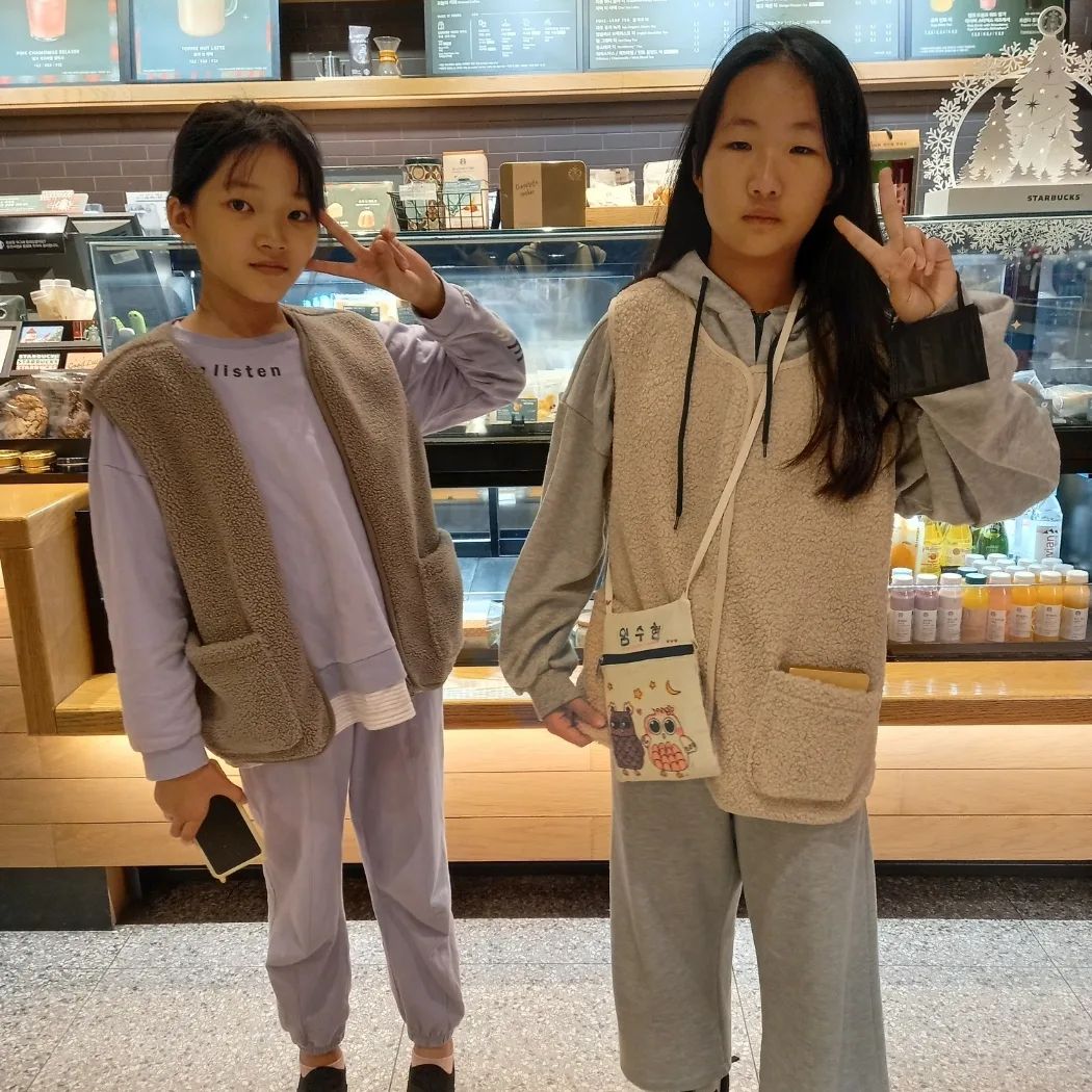 베프랑 커플조끼😁
수현♡수연
아직도 자기가 만든 가방을 메고 다니는
순수함🤣

#북삼 #오태 #초딩 #베프 #소통 #북초
