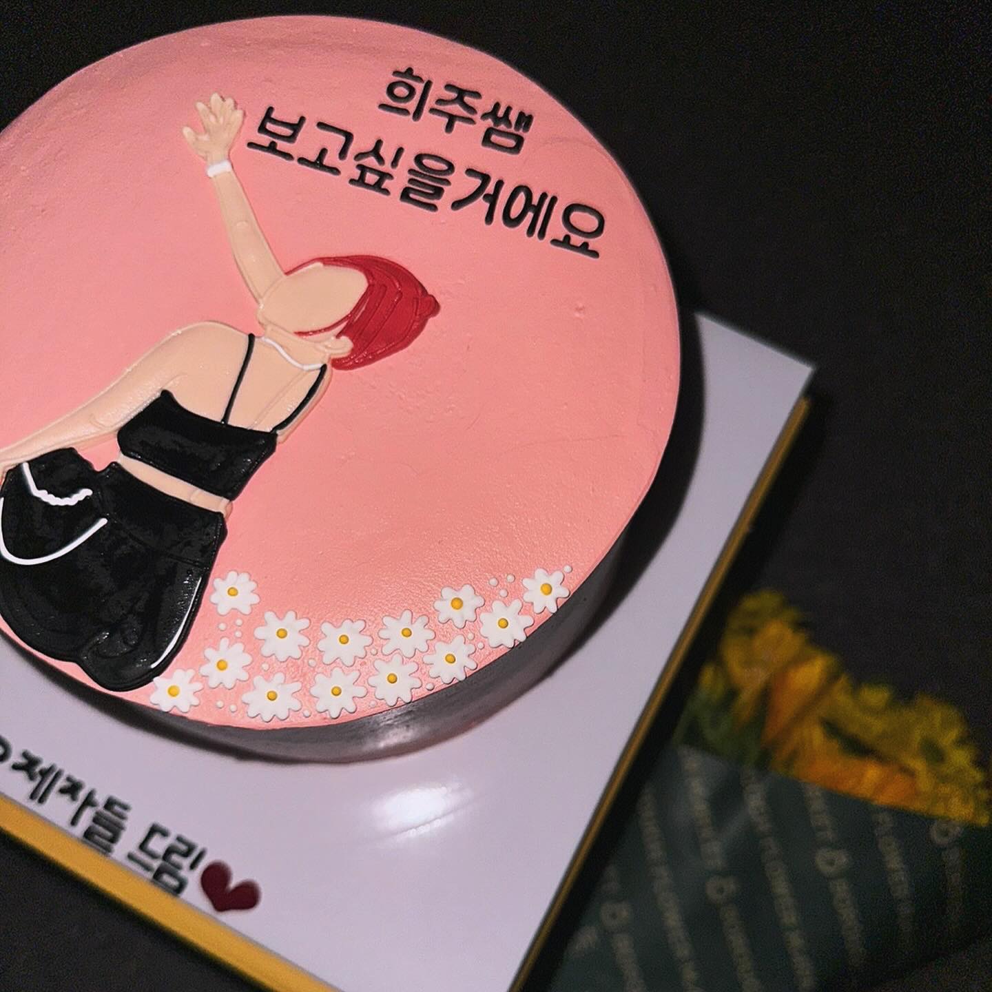 : 15.01.01~24.03.31까지 안쉬고 여러 레슨을 쭉 해오면서 처음으로 쉼을 가지는 지금, 아직까지 모든게 실감이 안나지만 나 또한 성장중🙏🏼

누군가를 가르치는 일 자체가 나에게있어선 뜻깊고 보람차지만 한편으론 말의 무게며 책임감이며 마치 양날의 검 같은 일이라, 
적어도 나를 스쳐간 모든 아이들이 혹은 지금은 성인이 되었을 친구들에게 어떤 피드백이 도움이 될지를 항상 고민하고 노력했던 내가 무책임하지않는 선생이었기를◡̈ 

가끔 sns나 연락으로 각자 원하는 길로 가고있는걸 보여주면 포기하지않은 모습 덕분에 나도 동기부여가 되더라고 고마워:)
게시물엔 없어도 나를 찾던 너희가 있어서 행복했고 항상 표현해주고 잘 따라와줘서 고맙고 아프지말고 몸 건강히, 행복하자🫶🏽