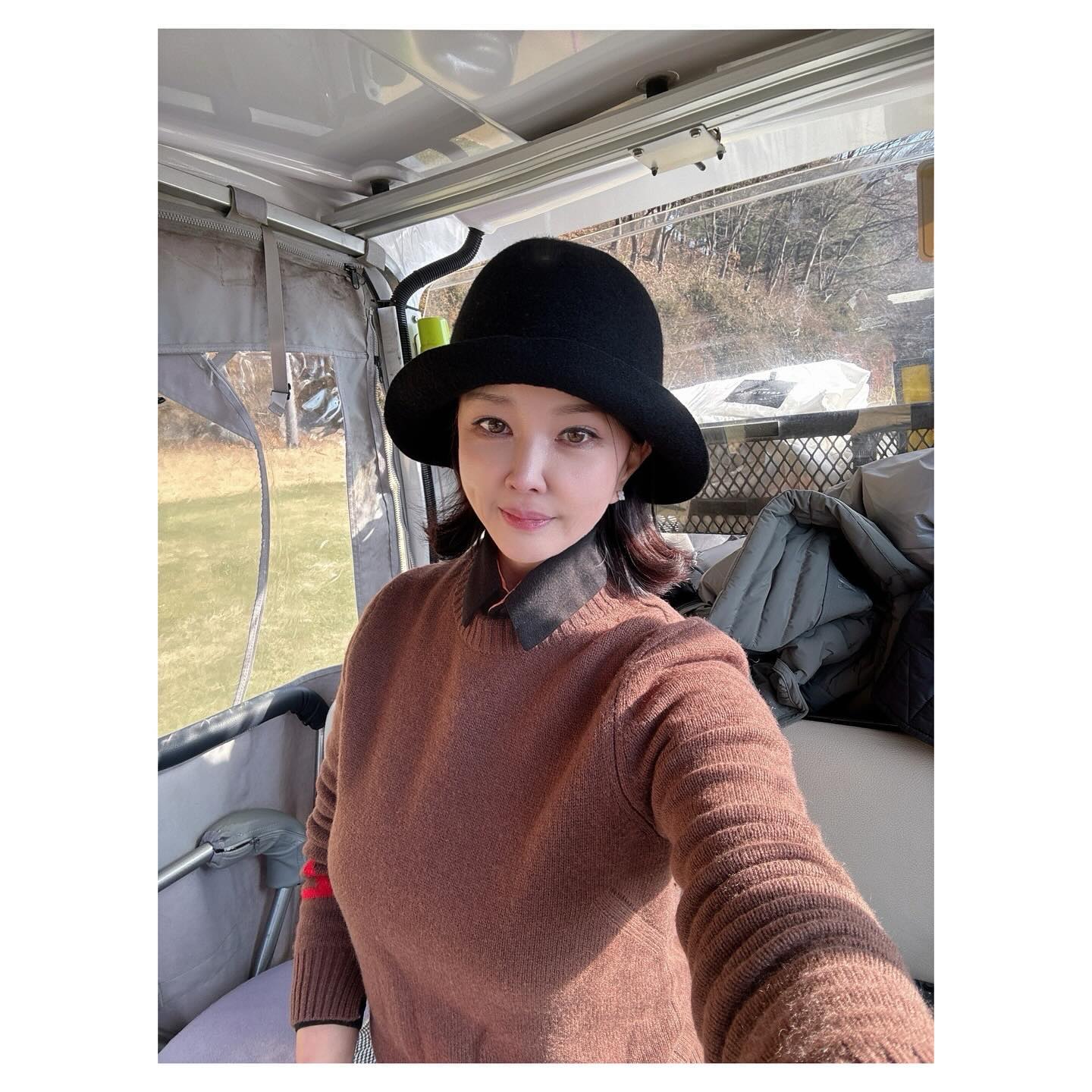 ⠀
뒷북피드
…
김장후유증에
집정리후유증까지 겹쳐서리
감기몸살로 골골댔지만 
이런저런일로 공사다망했고
엊그젠
대치 두팀골프🏌️‍♀️⛳️
빡센룰에 너무나도 추운날씨로
몸과 스코어도 얼어붙고😬🥶
자존감은 땅바닥 저깊은 지하로 눌러붙은날🫣
엊그제만 같다면 두번다신 치고싶지 않지만….
다시오란 의미의 유혹적인 샷은 한번씩 나와주며
때려칠수도 없는😓내맘대로 안되는 얄미운골프😢
당황하고 좌절하면 더더더 말리고
주위의 공기에 너무나도 영향을 많이받는 티슈멘탈😭
너무춥고 너무 못쳐서 
전반 두번째홀부텀 내내 집에오고 싶었던 참담했던 날
.
.
#골프스타그램 #라운딩⛳️ #채플린모자 #겨울골프☃️ #로제비앙 #돈없고배고픈거보다 #추운게더싫어 #이성과감성사이 #왔다갔다 #멘탈쑤뤠기😭 #자존감down #어쩔티비🤷🏻‍♀️ #당분간골프안녕🖐 #이건아니자나 #일상기록📷 #소통