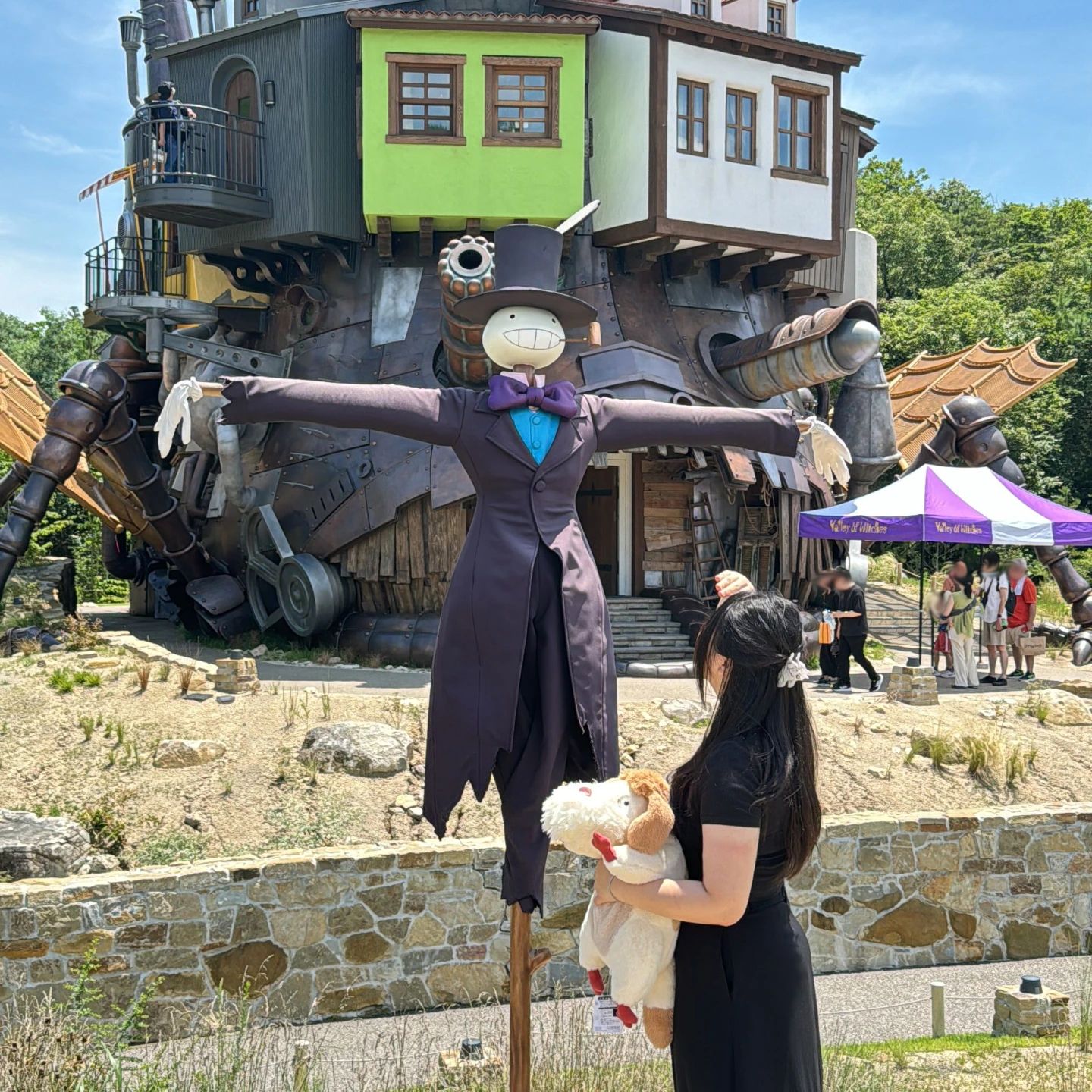 🎠하울의 움직이는 성🎠

마녀존이 제일 최근에 생겨서 인지
뭐가 진짜 많은곳 이었어요!
하울성도 시간 맞추면 움직이는것도 볼 수 있었습니다ㅎㅎ

그리고 이번 여행 메이트였던 힌을 여기서 데려왔어요ㅎ
1일 한정수량이라 마녀존 오픈하자마자 
샵으로 뛰어가서 줄서면 힌을 데려올 수 있어요

그리고 사진에서 타들어 가는 제가 보이네요..
팔이 빨간!

뒤늦은 포스팅(งᐛ)ว (งᐖ )ว

#하울의움직이는성 #지브리파크 #지브리파크마녀존 #지브리덕후