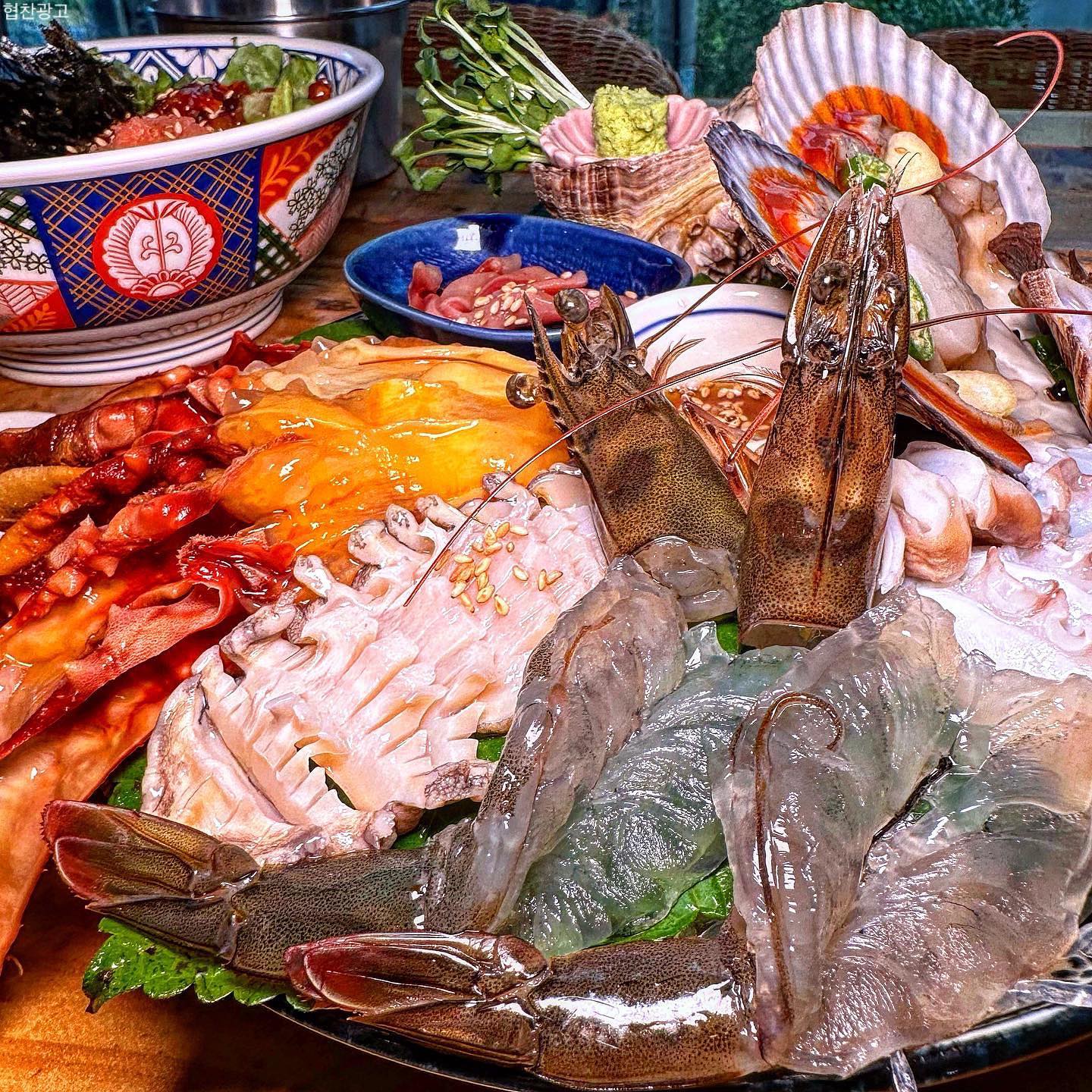 신선한 해산물에 하이볼 한잔?
연남동에 이어 송리단길까지 가즈아🔥
.
.
🍻#연주방
.
.
새우가 꿈틀꿈틀~ 싱싱함 가득한 #모듬해산물 은
양도 푸짐하고 종류도 다양해서 먹을게 많아🙊❤️
이 퀄리티에‼️ 구성까지 알차서 가성비 최고‼️
이제 #해산물 땡기면 여기로 올래요,..🫶

살이 통통해 입안 가득 톡톡 터지는 통새우전을
매콤감칠맛 나는 명란낙지비빔밥이랑 드셔보세요
물개박수가 절로 나오는 맛입니다👏🧡

여기에 칼칼하고 시원한 #해물라면 까지 먹으면
술이 무한대로 쭉쭉쭉 들어감..🤪정말 무서운곳임;;
.
.
두발로 들어가서 네발로 나올 각오 되신 분들?🙋‍♀️🙋‍♂️
.
.
@@나랑 같이 해산물 먹으러 가쟈 :)
.
.
.
🍻yeonjubang_songpa
🍻서울 송파구 백제고분로45길 22-17 2층
🍻모듬해산물+새우전 set ₩58000, 해물라면₩15000, 명란낙지비빔밥₩9000, 하이볼 1잔₩9000
.
.
.
#성장기삐야긔 #연주방송리단길점
#송리단길 #송리단길맛집 #송파맛집 #송파핫플
#송리단길술집 #송파술집 #송파맛집추천
#송리단길데이트 #송파데이트 #송파동맛집