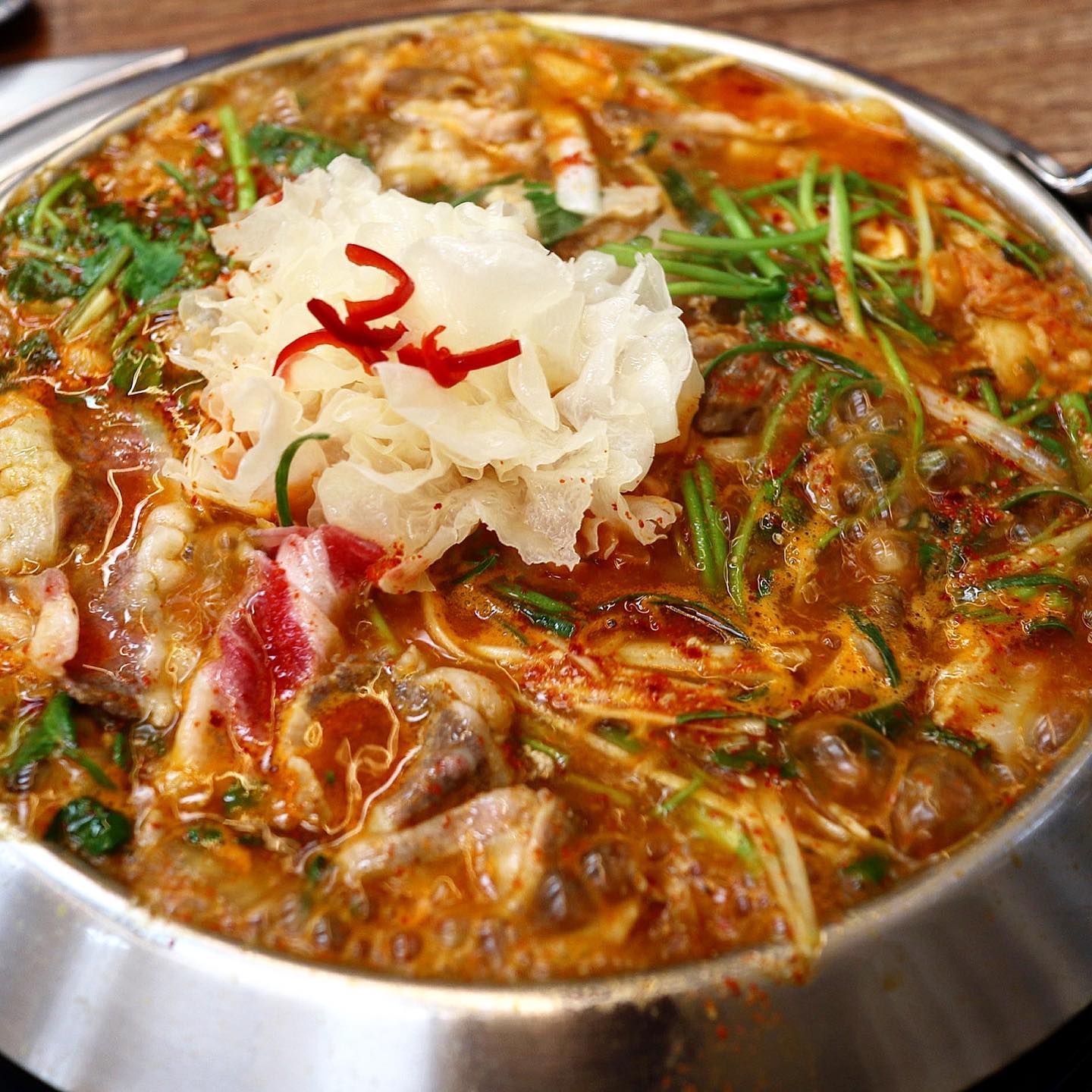 으슬한 날씨 곱창전골 러버 모여라🔥

#강남구청맛집 #중앙실비 #중앙소곱창 

1인분 16,000원 가성비 돌은 곱창전골 핫플❗️
신사동 중앙소곱창이 중앙실비로 상호 변경 후
전골 전문점으로 탈바꿈 했는데 가성비 무슨일?

곱창전골, 낙곱새가 주메뉴로 화학 연육제 ❌❌
믿고 먹을수 있는 집으로 곱창 전골에는 곱창이,
낙곱새에는 대창이 들어가서 취향껏 고르면 돼용

깔끔 고소한 맛을 먹고 싶어 주문한 #곱창전골 은
소곱창과, 내장, 우삼겹, 흰목이버섯,미나리, 대파
등 재료가 가득 들어가고 특히 <곱창 폭탄>이라서
마지막까지 계속 계속 나오는 대혜자 맛집인정🔥

심지어 곱창이 정말 부드럽고 고소~해서 깔끔하고
적당한 짠맛으로 소주 안주로 죽여줘서 금요일 7시
대기팀 12팀,,🥲 거기다 무조건 시켜야하는 것은
⭐️새우호박전⭐️ 한 개당 새우가 두개씩 올라가고
세상 두툼하게 튀겨지듯 구워져 겉바속촉의 정석🖤
뽀득한새우 밑에는 식감 좋은 애호박이 가득,,촉촉해
처음엔 양이 많다 생각했지만 어느새 사라져있어요🤣

거기다 💥육수 무한 리필💥이라 리필 2번 해서 먹
으면 처음으로 리셋 되는 마법,,ㅋㅋㅋ 거기에 우동사
리는 절대 빼먹을수 없겠죠? 반찬은 부추무침, 옥수수
마요네즈, 김치와 간장소스로 단촐하지만 궁합이 좋아
계속 먹게 되는 #강남구청맛집 가성비 최고니 전골을
좋아한다면 5시나 8시에 가면 웨이팅 없이 가능😆✨

📌중앙실비
⏰월~토 11:30 - 22:30
(14:30 - 16:00 브레이크타임 22:00 라스트오더)
일 16:00 - 22:30 (22:00 라스트오더)
📍서울 강남구 학동로 342 SK허브블루상가 안쪽 1층
📞0507-1391-0320
⭕️단체석, 포장, 주차, 배달, 예약, 건물 화장실
🚉강남구청역 2번 출구 도보 2분
🏷️곱창전골 1인 16,000원 x 2
🏷️새우호박전 17,000원
🏷️우동사리 2,000원

#블로그협찬받았으나인스타리뷰는내뜻 #냥꾸먹방🍴 #강남구청역회식 #학동역맛집 #학동맛집 #논현동맛집 #논현동술집 #낙곱새 #곱창전골맛집 #낙곱새맛집 #서울곱창전골 #맛스타그램 #맛집탐방 #먹방 #먹방스타그램 #먹팔
