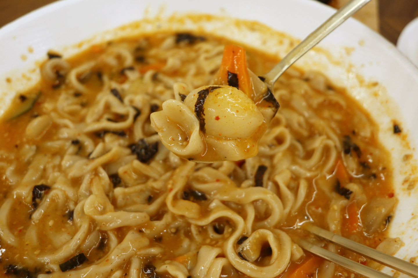 제가 좋아하는 팔구제면소
카페같은 분위기에 맛있는 칼국수 한그릇이면
창원 가로수길 데이트코스로도 좋아요😘

세숫대야처럼 큼직한 칼국수 한그릇 먹으면 
저녁까지 든든하답니다😋

밀가루에 메밀의 조합으로 
속도 편해 정말 좋아요^^

해장용으로 완벽한 얼큰김치칼국수 추천합니다!🥰
89_jemyunso.yongho

경남 창원시 성산구 창이대로492번길 1 1층
0507.1348.6140
11:00 ~ 21:00 (B.T15:30 ~ 17:00)

#창원맛집 #창원밥집 #팔구제면소 #팔구제면소용호점
#창원가로수길맛집 #경남도청맛집 #창원데이트코스
#창원용호동맛집 #창원용호동밥집