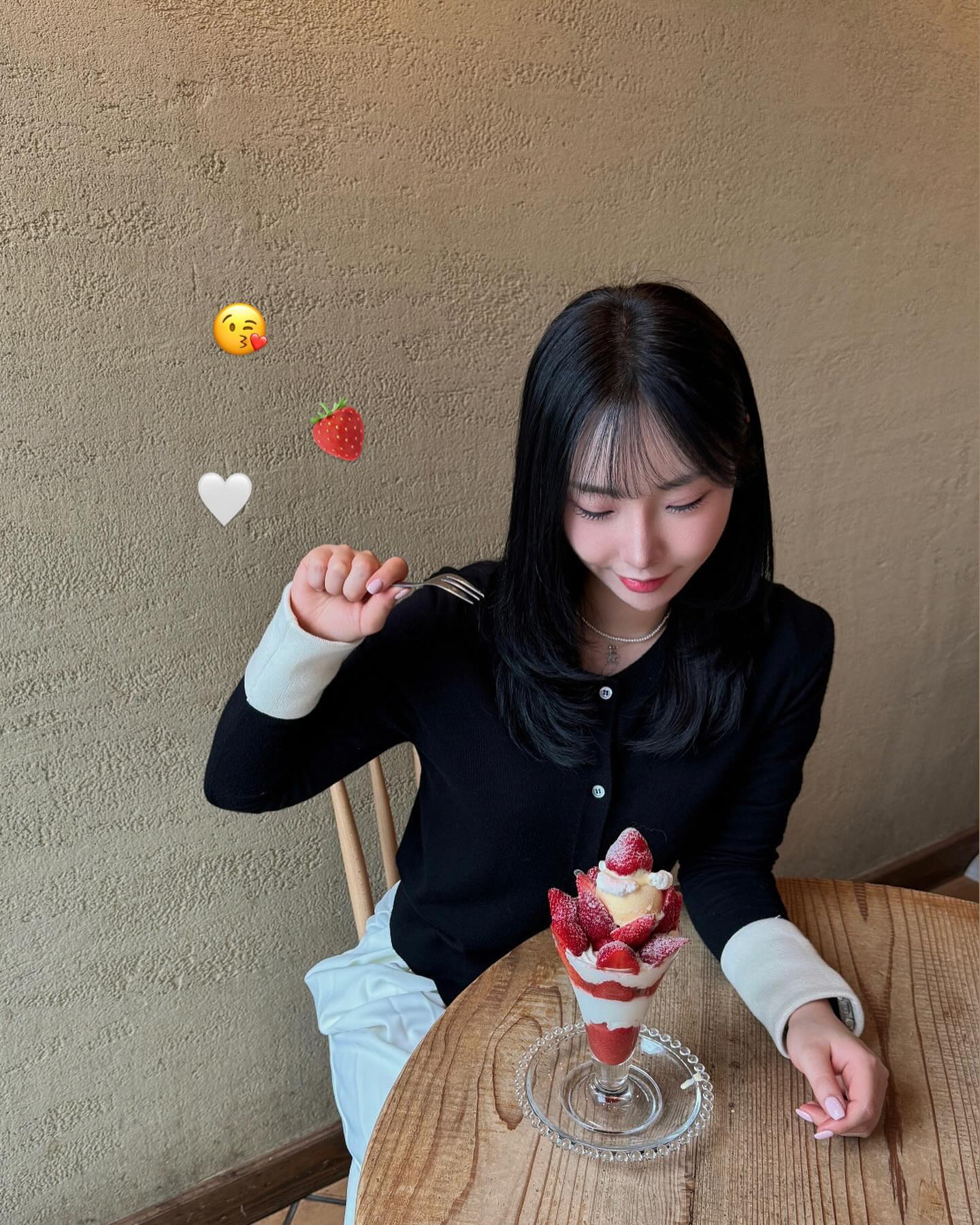 2300엔..?딸기 파르페 마시썽🍨🍓