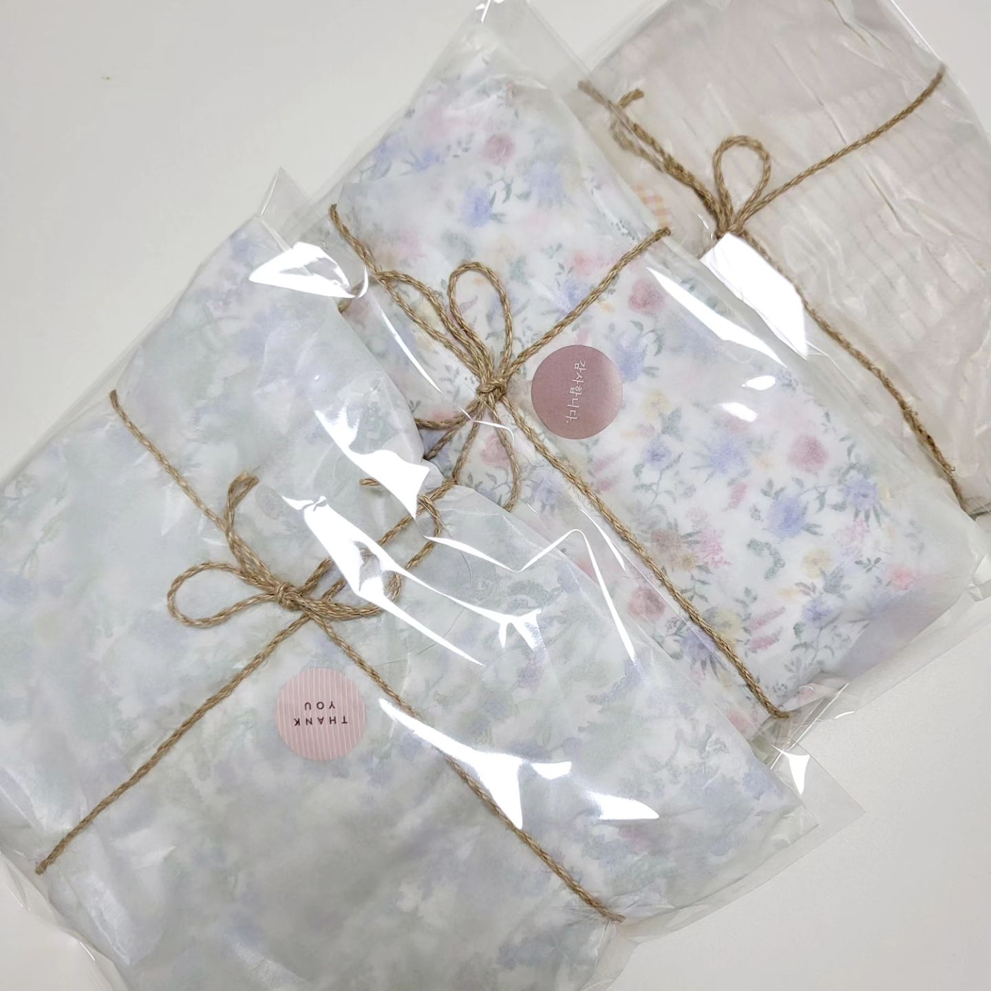 앞치마 주문건~~~
가서 이쁘게 사랑받길~~^^
앞치마는 사랑이쥬♡♡♡
집에서 즐겁게 일하게 해주는
이쁘고 감성있는 앞치마입니다.
요 앞치마만 두르면~~
사랑스러운 분위기로 반전

앞치마입고 학교 등교 해주러 나갔더니
딸 친구들이 공주같다고 칭찬해 주더라구요
앞치마 하나로 공주분위기로 
변하는 마법같은 일이네요~~~^^

#앞치마#앞치마룩#공주앞치마#원피스앞치마#예쁜앞치마#앞치마추천#신혼선물추천#개업선물#교사앞치마#어린이집선생님선물#신혼앞치마#집들이선물추천#프릴앞치마#앞치마주문제작