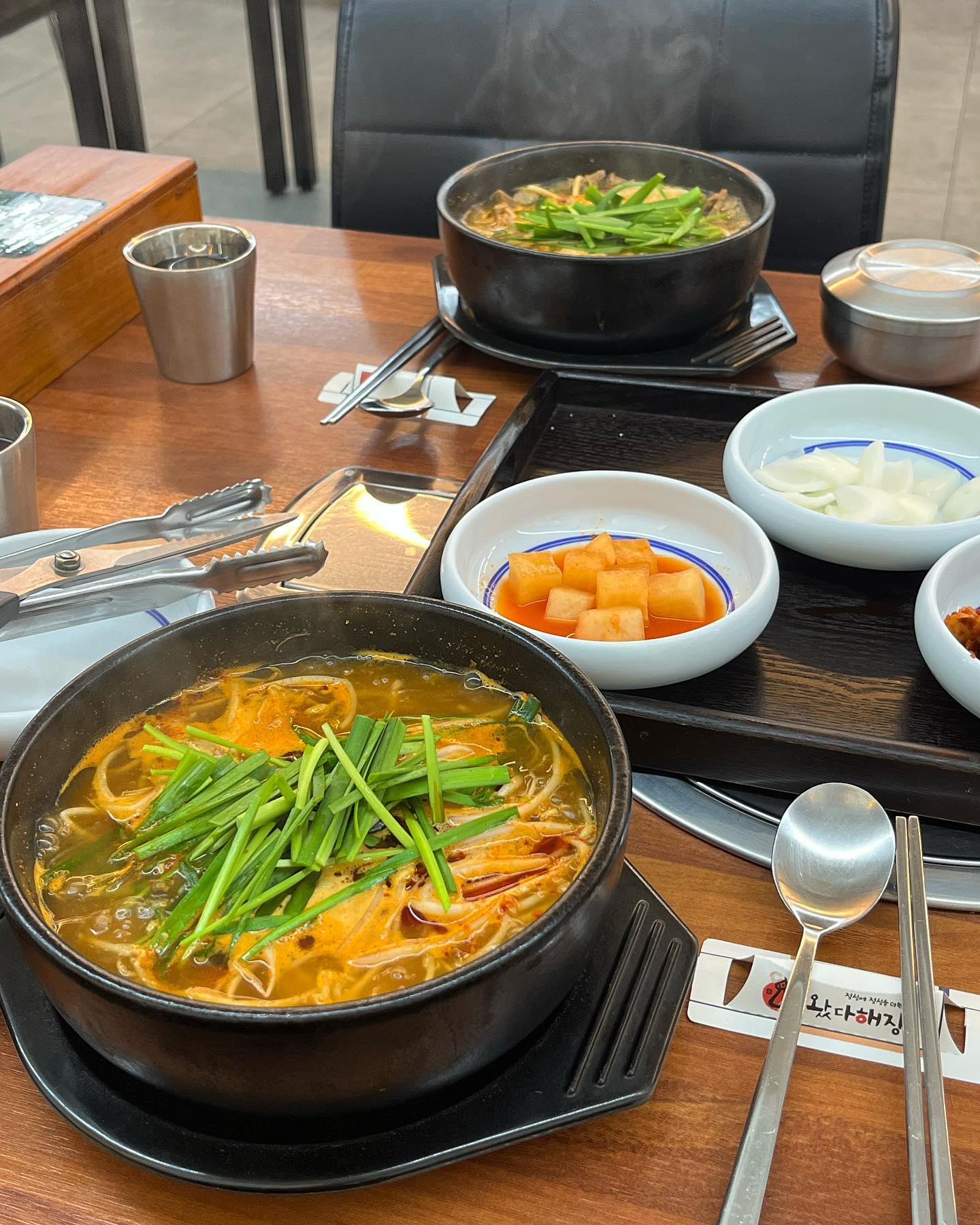급 내려간 기온에 체력보충!💪🏻 #협찬
얼큰한 소고기 해장국과 불고기 한 상차림😍
 
야들야들&쫄깃한 소갈비 해장국 취향저격이고요👌🏻 
탱글 쫄깃한 스지해장국에 계란 하나 톡 넣어 같이 먹으니 세상 행복!🤗
고소하고 달콤한 석쇠 불고기도 해장국이랑 같이 먹으니 넘나 든든한 것!🫶🏻 셀프 계란후라이 기부도 멋진 아이디어🙌🏻
 
[주문메뉴]
소갈비해장국 14,000원
소고기스지해장국 12,000원
석쇠불고기 12,000원

🏷️ 왔다해장
♡부산 수영구 수영로702번길 11 (광안동) 1층 
♡24시영업 (연중무휴)
 
#리뷰노트 #왔다해장 #부산수영맛집 #수영로타리맛집 #부산수영해장국맛집