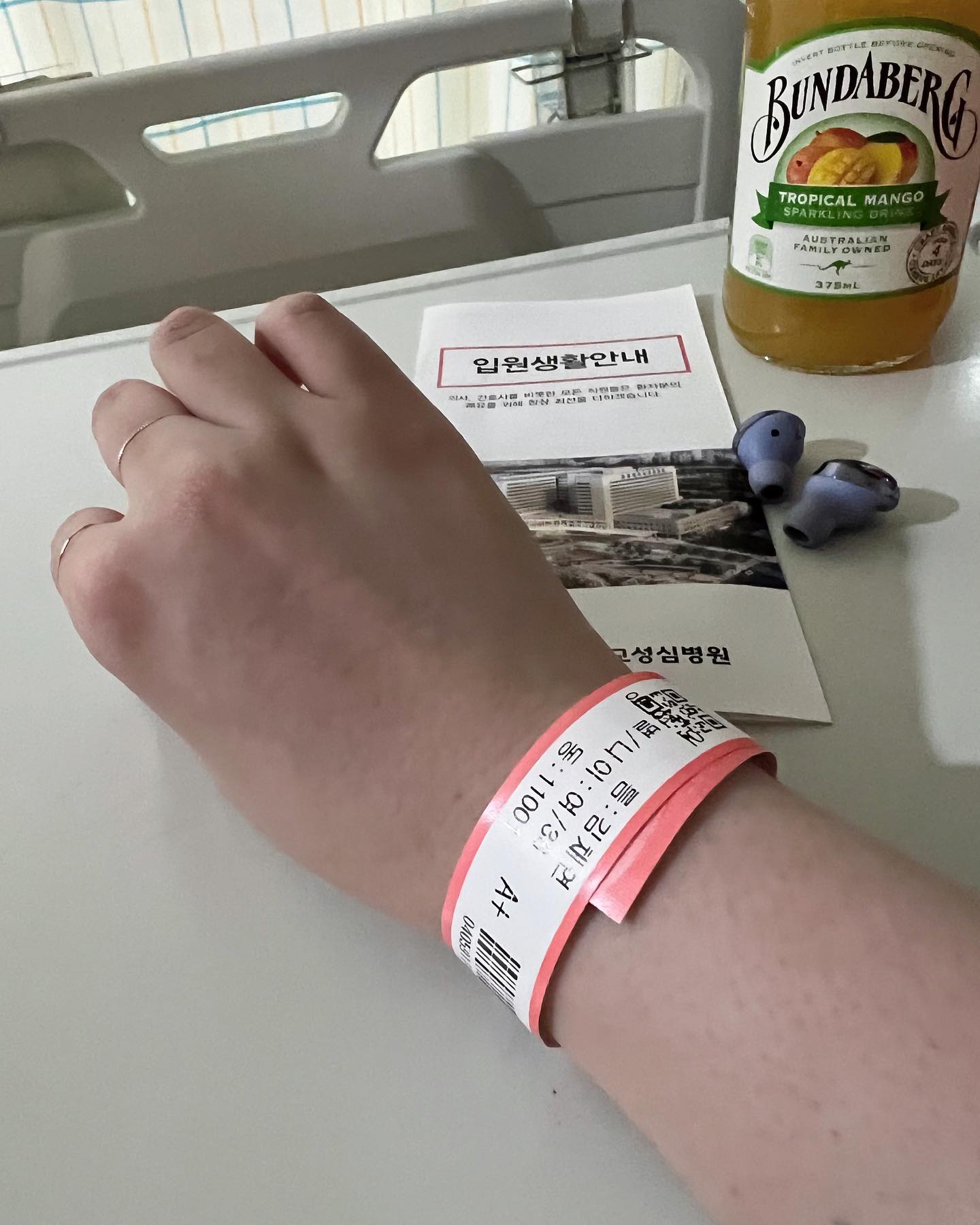 퇴원…
직장 속 암조직은 뿌리까지 말끔히 정리 전이없음
그러나 이번 복부 흉부 CT찍었는데 폐에서
종양류로 보이는 몽우리 발견…아휴…..
다음주 경과보러 내원갈때 재검결정한다는데 ㅠ
모든게 호르몬이상 때문이라는데 가족력이라는데
어디서 온 가족력이란말인가… 가늠이 안간다
원인미상이란다….. 살도 그때메 찌는거라고….

시집가서 애낳고 살기도 넘은나이에 딸을
해달란거 해주려 최대한 노력하고 간이침대서
쪽잠자면서 간호해주고 아직도 입원.퇴원 다 책임지고
틱틱거리면서도 내 병수발 다들어주는 엄마…
욱해서 어디로 튈지 모르는 나 잡아주느라 고생하는 엄마사랑해❤️
내 엄마라서 고마워

#어쨋든 #메리크리스마스 #암제거 #직장암
#언제까지 #아파야하니 #한림대성심병원 #개판이네 #엄마 #사랑해