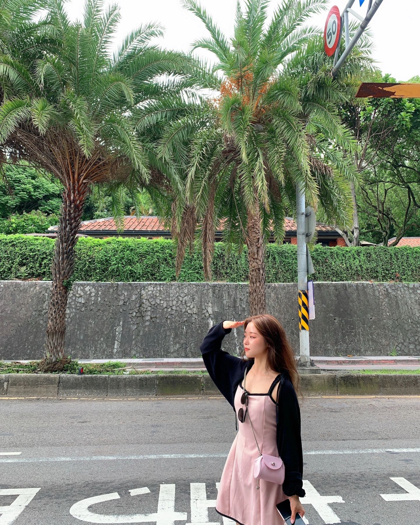 대만여행2🇹🇼 
.
.
날씨가 습해서 헤어를 해봤자 결국 묶게 되서 여행 내내 거의 묶고 다녔지만
아침 준비시간이 줄어들어서 잠을 잘잔 덕분에  체력보충을 잘했어 완전 럭키비키😉
여행가기전에 황급히 산 옷인데 제일 맘에 들어🥰

음식이 전반적으로 맛있는것도 맞는데 사실 디저트가 더 맛집이 많은 것 같기도!!
아참 썬메리는 안가도 됐었는...ㄷ.....ㅔ...ㅎㅎㅎ..

근데 저 음식점은 꼭 가야해 너무 맛있었구 
망고빙수는 딱 저기가 맛있는데ㅜ이름이 뭐더라..? __eunbi_
(삼형제 아닌데ㅠㅠ)
.
#첫줄 #대만여행2일차 #대만여행 #대만맛집 #theothereatery #우유도넛 #시먼망고빙수 #1일1망 #시먼야시장 #단수이 #대만단수이 #대만시먼딩 #당고 #여름여행 #자매여행 #친언니랑