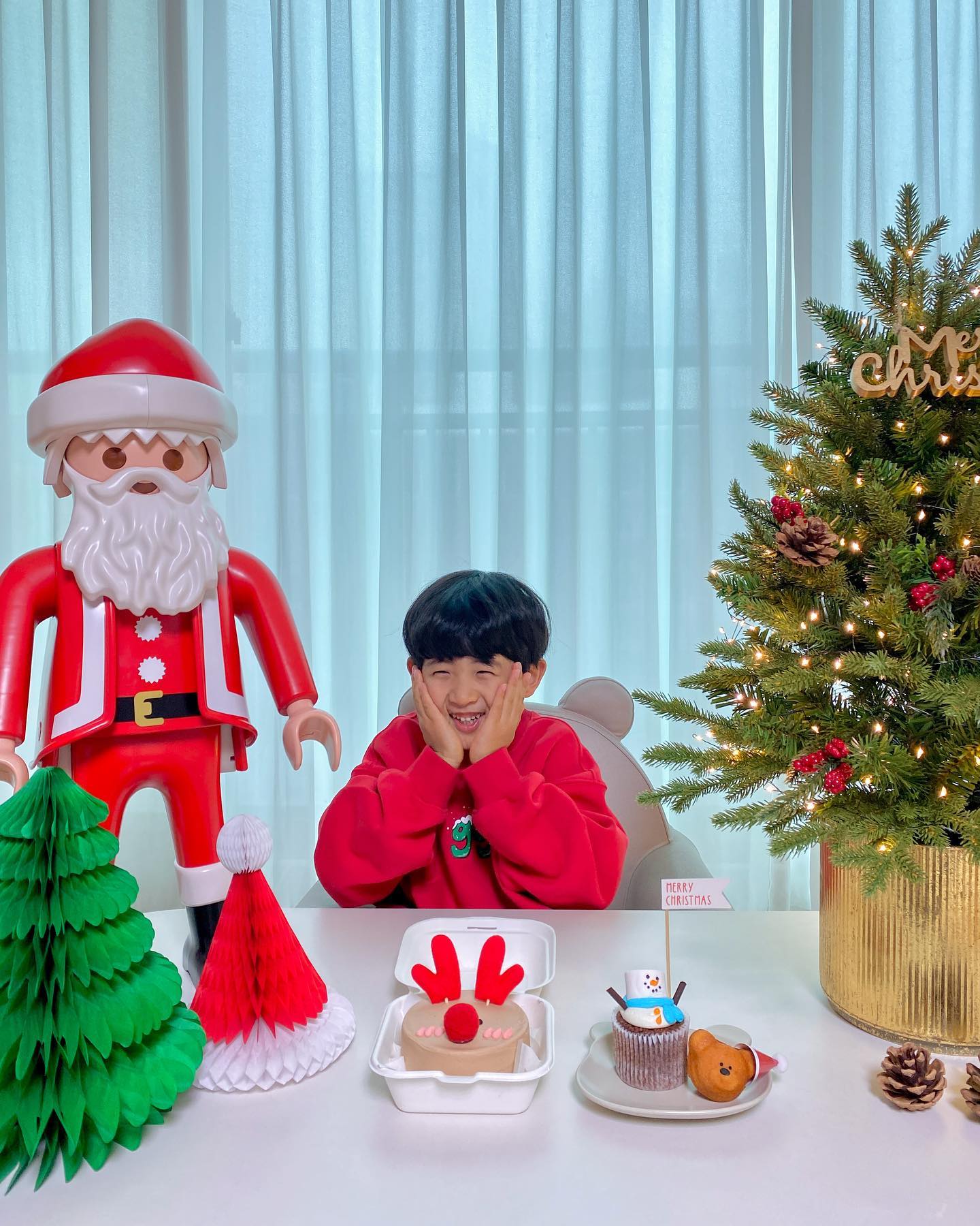ෆ 

12월 25일 크리스마스🎄⭐️

24일 밤 은재 재우고 새벽에 세팅 완료👏🏻

올해는 몸살 날 것 같아서 180cm트리 안꺼내고
새로 작은 트리를 샀는데 산타 피규어 덕분에
허전하지 않고 생각보다 예뻐서 마음에 들었다❤
은재는 케이크를 안먹어서 이번에도 미니로🫶🏻

크리스마스 선물은 은재가 좋아하는 레고🎁
은재가 나보다 먼저 깰까봐 잠 설쳤다😅

2년째 쓰는 포장지 부족으로 뒷부분은
포장을 못했는데 보자마자 딱 걸린🤣
영상이 길어 빨리감기 했더니 내 목소리🐤

#6살크리스마스 
#크리스마스선물
#크리스마스
#해피크리스마스
#크리스마스파티 
#6살크리스마스선물
#서프라이즈실패