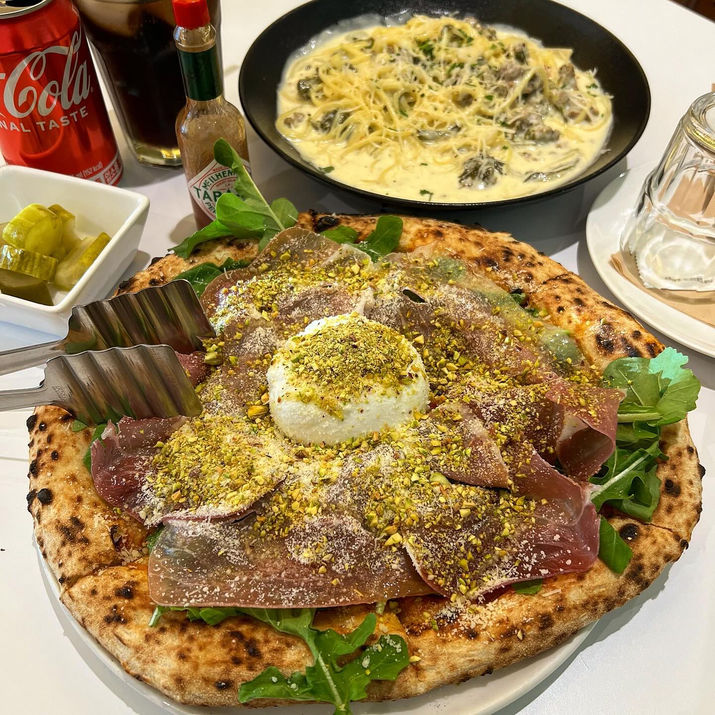 #협찬 고양 조르노피자🍕
.
이탈리아 정통 피자의 맛을 살린 화덕피자 맛집
메뉴는 부라타 디 피스타치오 피자와 살시챠 디 크레마🧾

피자는 토마토 소스 베이스에 루꼴라, 프로슈토, 피스타치오, 부라타 치즈가 올라간 피자로 골랐는데 도우자체가 쫀득하고 겉바속촉인 맛있는 화덕 도우였고 식재료의 신선함과 고유의 맛으로 담백하고 느끼함 없이 깔끔한 맛이었다👍
루꼴라의 향과 프로슈토의 짭짤함 부라타치즈의 부드럽고 고소한 맛, 피스타치오의 고소함과 향이 어우러져서 넘 조화로운 맛이었음😋

파스타는 수제소세지가 들어가는 크림파스타인데
꼬릿한 치즈향과 꾸덕한 크림소스가 넘 내취향이었음💖
수제 소세지는 고기처럼 식감이 있는 편이었고
시레기?같은 야채도 들어가서 건강한 느낌도 있고
고소하고 찐한 크림이라 너무 맛있는 파스타였다👏👏

많진 않지만 주차공간도 있어서 좋았고 고양시 근처에서
데이트 장소나 정통 이탈리안 피자를 찾는다면 추천함🧚🏻
.
.
#조르노피자 #giornopizza #일산맛집 #마두맛집 #밤리단길맛집 #일산핫플 #밤리단길핫플 #비스마르크피자 #나폴리전통화덕피자 #분위기맛집