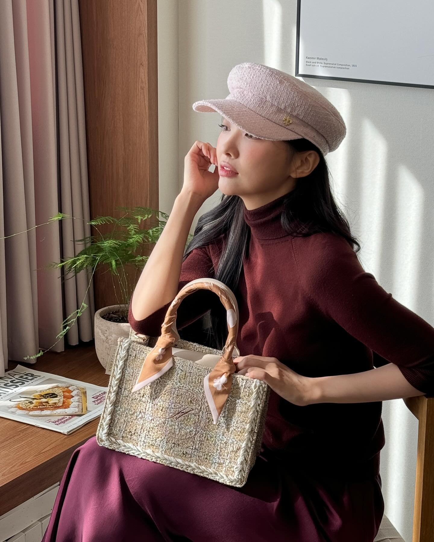 휴젠느 신상 촬영📸

지난달 휴젠느 신상촬영을 하고왔어요~!
새로나온 모자랑 가방 너무 예쁘죵🥹

전에 스토리 사진보고 사고파했던 지인 여러분들께
기쁜소식 전해드리려구요~🩷

✨“휴젠느는 지금 첫번째  앵콜 세일중!!”✨
홈페이지에서 이쁜 가방들과 신상까지 저렴하게 구매할수 있는 기회예요!!
 제가 촬영했던 신상제품도 구경하고 제얼굴도 스윽 구경하고가셔용😏😏😏ㅋㅋㅋ

#hyujenne #라푸백 #트위드백 #트위드모자
#모델 #쇼핑몰모델 #디자이너백