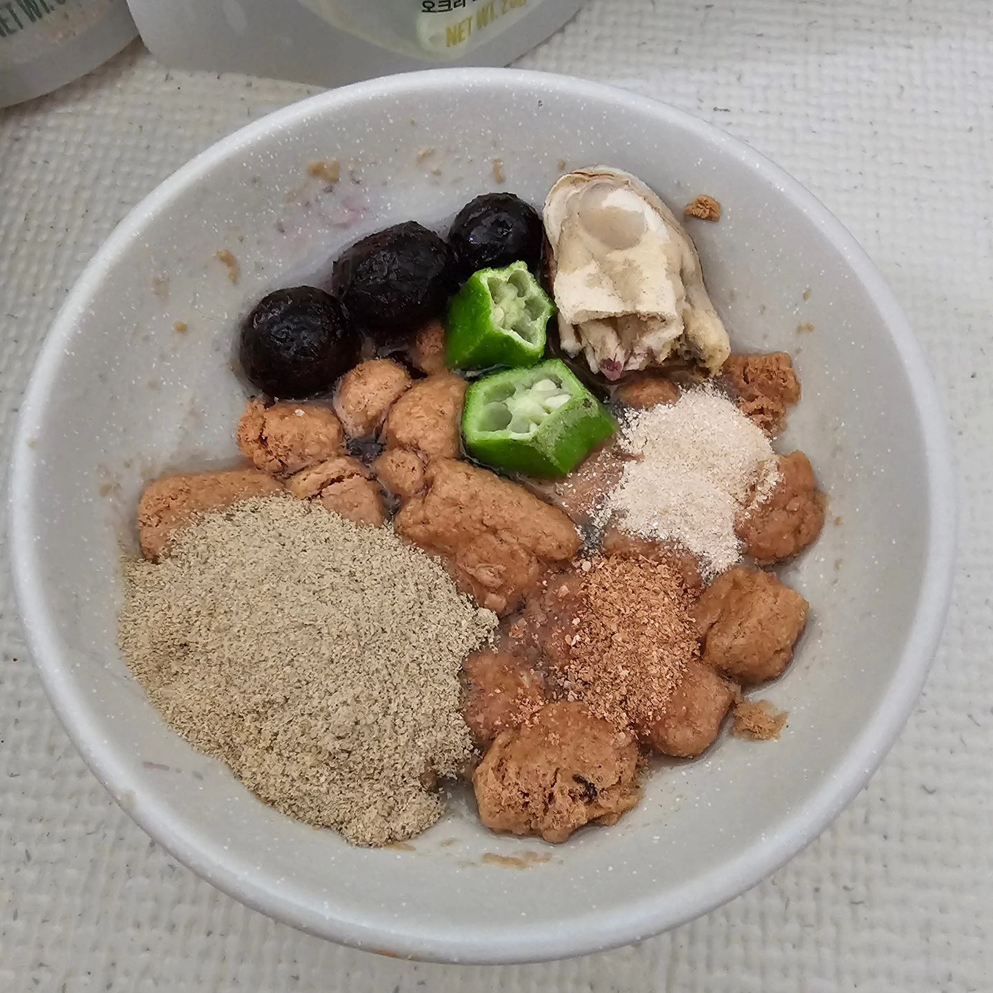What’s in my bowl 🤍

요즘 몽키가 먹는 밥 !

동결건조 사료 빅스비 러블🤍
물에 불려주면 위에 영양제 뿌려도 맛있어서 잘 먹어 !

펫핑으로 기록하면 하루하루 뭘 먹었는지 안먹었는지, 어떻게 먹었는지 알 수 있지 !

산책도 하고 밥 기록도 할 수 있는 펫핑🤍
hi.petping

#펫핑_식사기록 #식사기록 #펫핑 #핑플루언서 #왓츠인마이보울