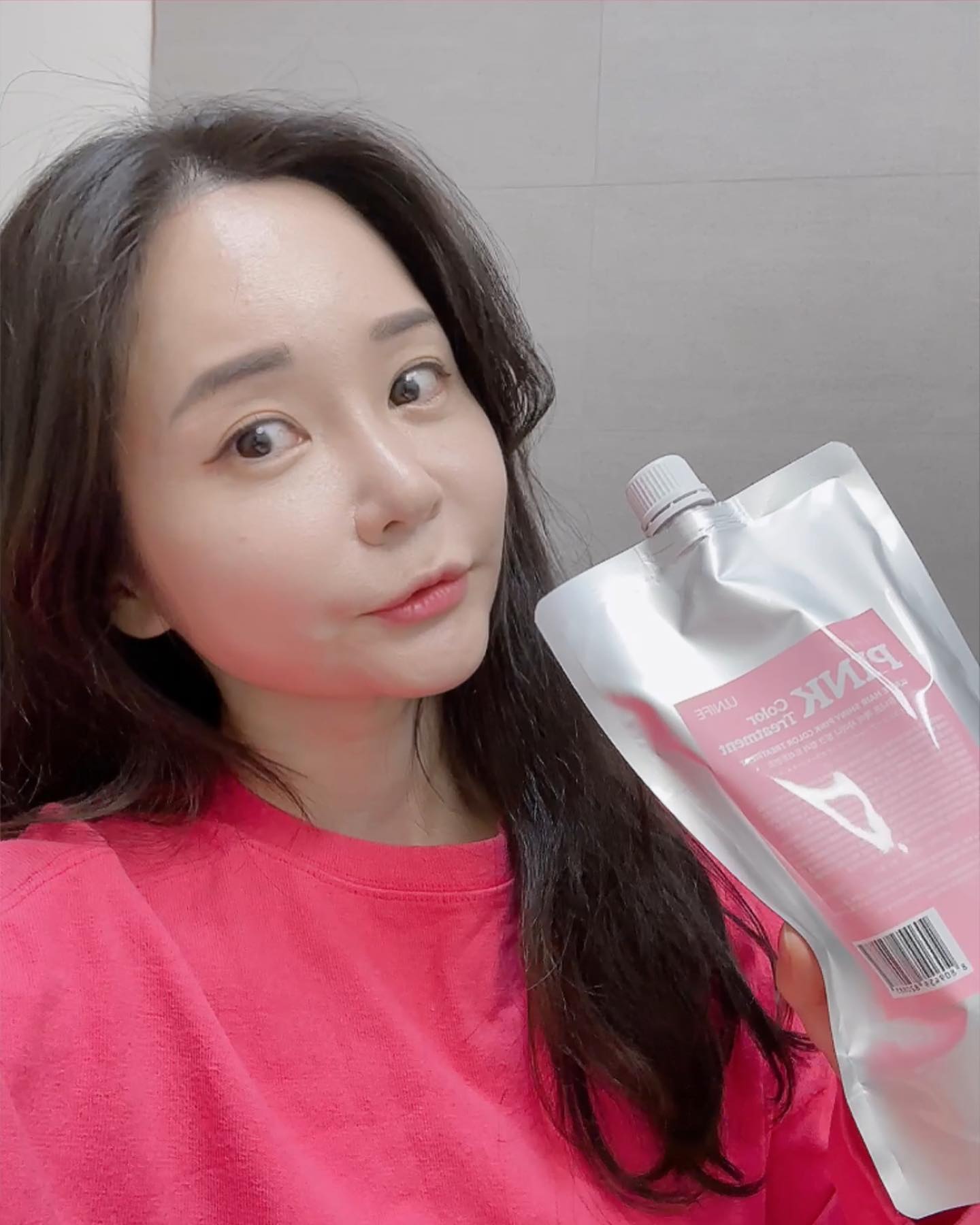 #협찬 demi_korea #유니프 #컬러트리트먼트

머릿결 손상없이, 빠르고, 간편하게, 염색을 원하신다면 
바로 이거!!! 
트리트먼트를 했을 뿐인데, 핑크색으로 화려하게 변신~~!!!
예전에 비슷함 제품을 써본 적이 있었는데, 
스타일 변화주고 싶을때 아주 좋았어요👍
지금은 블랙으로 새치염색을 하여 
비포&애프터를 보여드릴수가 없어 아쉬울뿐입니다😭

‘유니프’ 제품은 일반 트리트먼트와 비교해도 
뒤지지 않을 뛰어난 보습효과를 준답니다💕
.
.
.
#핑크염색 #08L #헤어컬러케어 #셀프염색 #헤어크리닉 #헤어케어 #헤어크리닉 #데미코리아 #핑크트리트먼트 #신상품나왔을땐 #컬러유지력