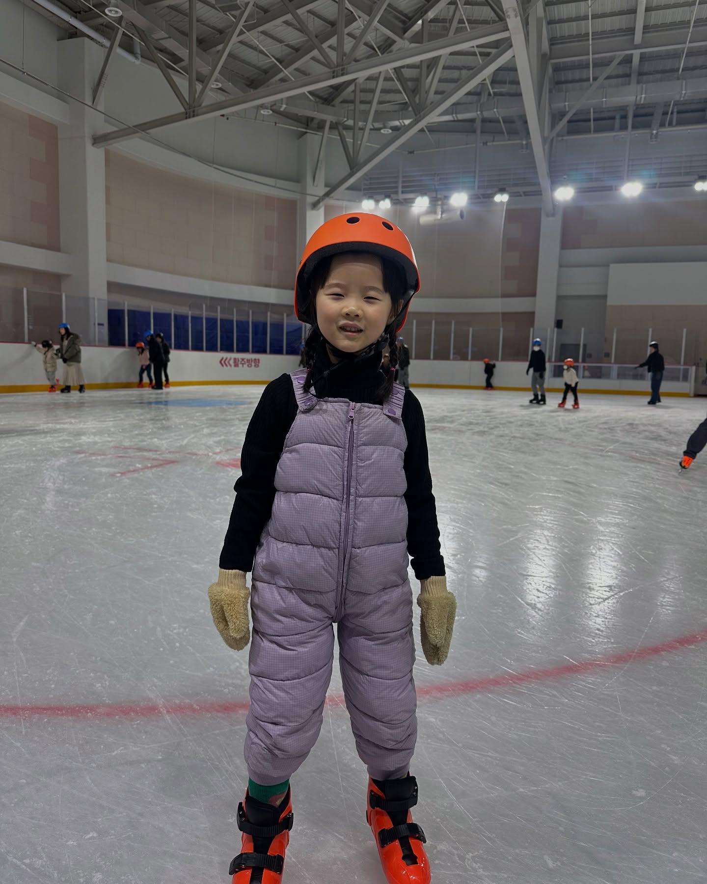 ⛸️
#20241221

우리 셋이 다 처음 타보는 롤러스케이트~
꽈당이들 2명 댈꼬 놀아보자 ~ ㅋㅋ
나야 뭐 ~ 운동신경 좋으니껜 바로 잘?타지? ㅋㅋ
오랜만에 동심으로 돌아간 기분 ~~ 재미있따아아
서현이도 넘어지면서 또 웃으며 일어나고 
머리에 땀 뻘뻘 흘리먼서 열심히 타는거 보니깐 귀엽네💕
서현이 덕분이 즐겁다~~~

#세종시#세종시빙상장#롤러스케이트
#동심으로돌아간기분#재미있다