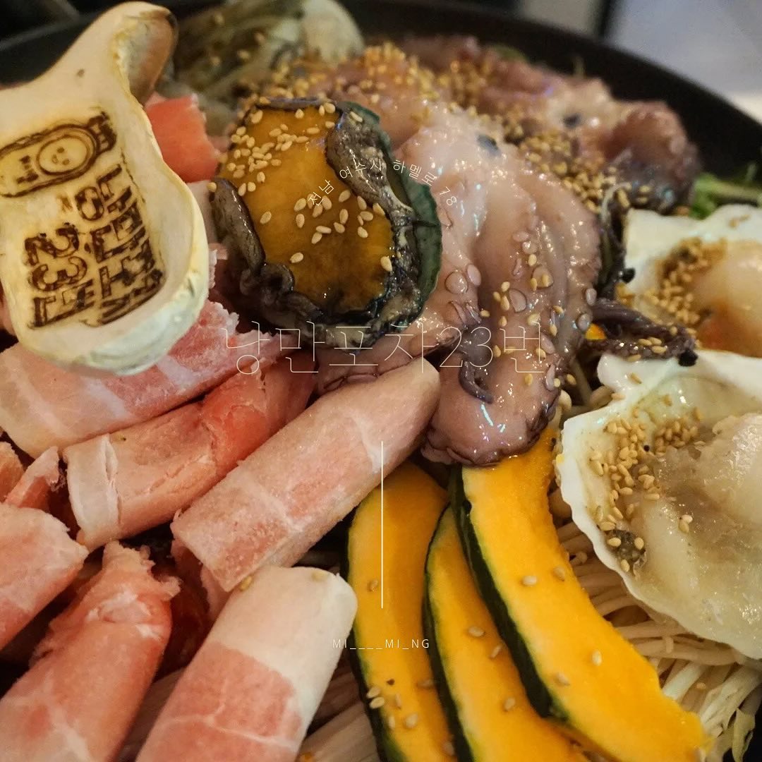 🌊
밤바다 하면? 낭만 하면?
여수 밤바다를 보며 낭만 일잔 😌

돌문어 해물 삼합,
얼큰한 양념이 된 돌문어에
싱싱한 해물과 삼겹살까지 🐷

📍낭만포차 23번
- 전남 여수시 하멜로 78

#낭만포차23번#낭만포차#여수맛집#여수밤바다