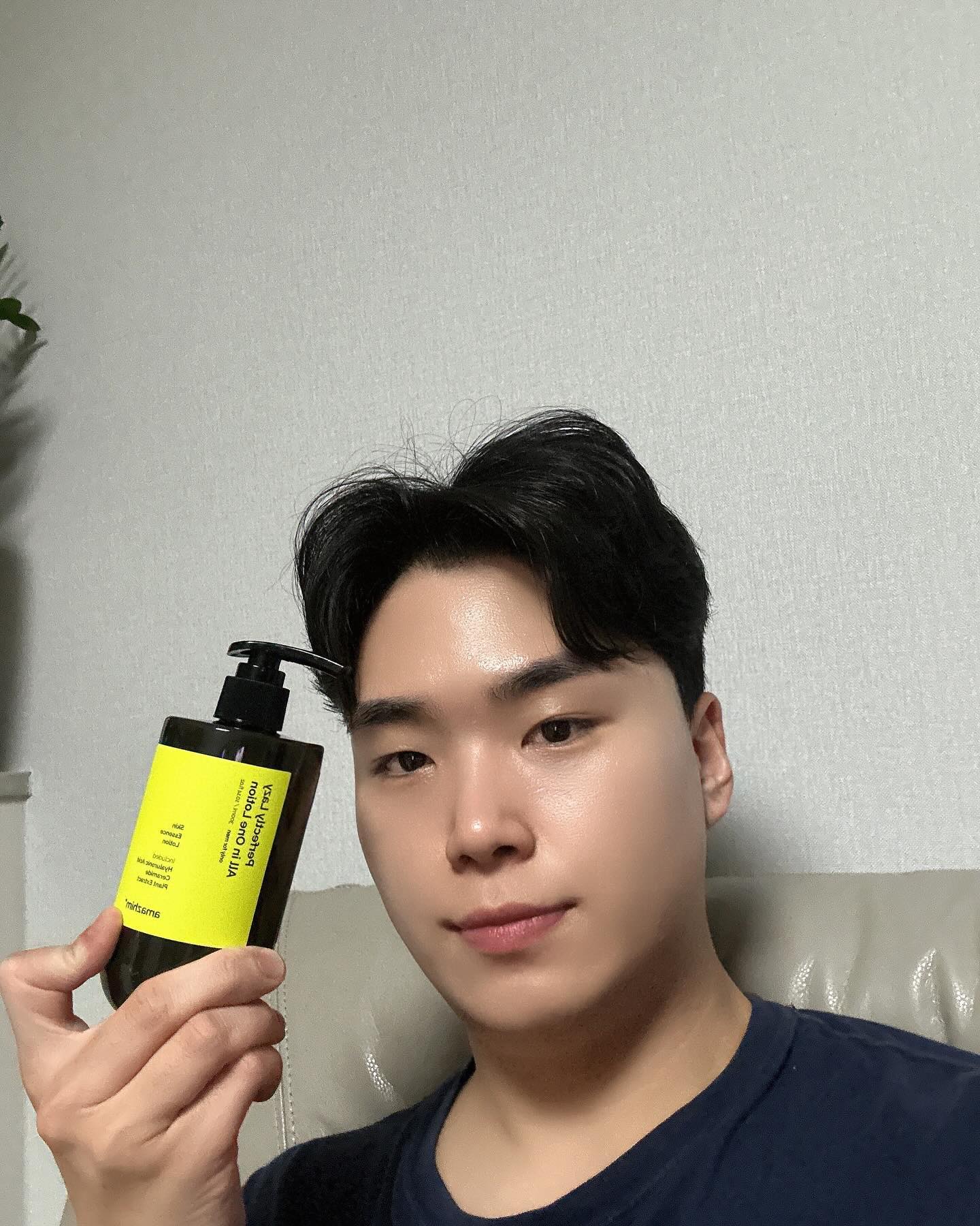 #광고 #어메즈힘 홀리는 사실 매우 게을러요 ..! 😮😜 amazhim_official ing

피곤한 하루 보내고 정말 아무것도 하기 싫을때 어메즈힘 올인원 로션으로 하루를 금방 마무리해요

바디로션
스킨케어 
에센스 모두 가능 해서 좋아요 

향은 또 너무 산뜻해서 누가보면 엄청 polish 한 줄 알더라고요..! 

For all skin types 🧴 

 #올인원로션 #남자로션 #남자올인원 #올인원화장품 #남자화장품 #남자로션추천 #amazhim #올인원추천