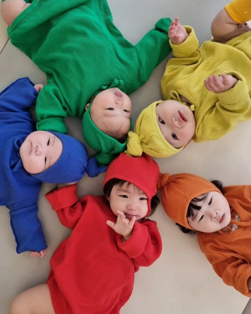 #무지개커플룩🌈 

#빨주노초파남보🌈 
❤️🧡💛💚💙🖤💜
넘이쁘다 미쳤다😲😲😲

#토끼띠아기들 #귀염둥이 #귀염둥이들 #사랑해❤️