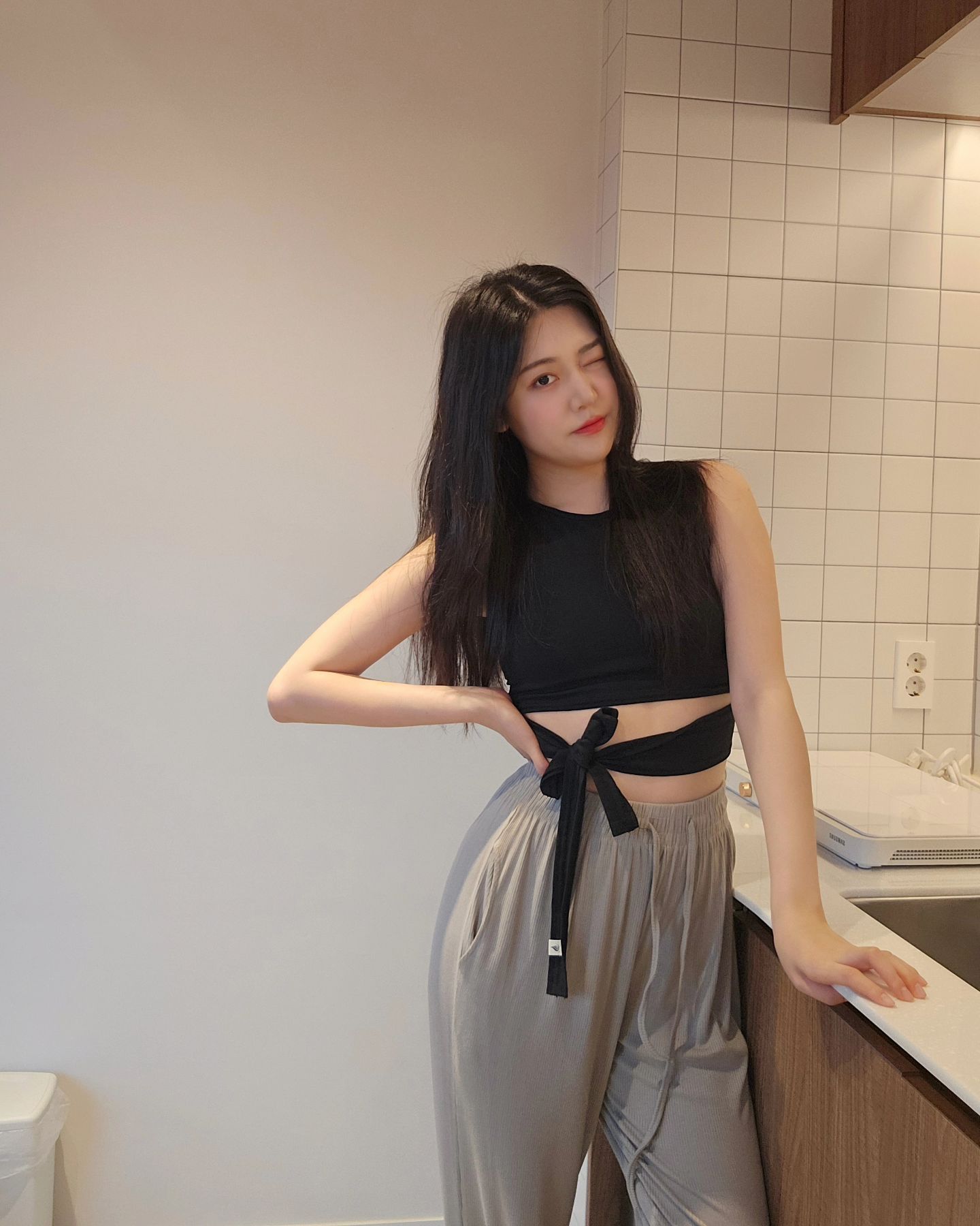 여행와서도 콘치웨어 🤍🌿💛

콘치웨어 구매하실때 
할인코드 bbbkong 입력 하시면 5프로 할인되용 
(7/9~8/9)
conchwear

제가 착용한 제품 상의는 타이 업 리본패드 탑 에보니블랙색상인데 

커버업과 브라탑을 동시에 하는 만능탑 ! 
 허리 라인을 감싸주는 타이업 디테일 넘 유니크 하고 이뻐요 
짧은 블랙 치마랑 같이 매치해도 넘 이쁠거같네요 

제가 착용한 하의는 플레인 모달 조거 팬츠 파우더그레이색상이에요 
 일상복으로도 입어도 넘 편하고 이쁘고 다하는 제품 ! 

 쫀쫀한 밴딩형 조거 팬츠로 흘러내릴 걱정 없이 수련할 수 있어요 🤍🌿

#콘치웨어 
#운동복 
#써클짐 
#필라테스 
#오운완 
#ㅇㅇㅇ
#할인코드 
#운동 
#운동하는여자 #트레이닝레깅스 #운동레깅스 #여성레깅스 #여자레깅스 #필라테스레깅스 #헬스레깅스
#추천템 #솔직후기 #착샷 #여자레깅스추천 #써클짐필라테스