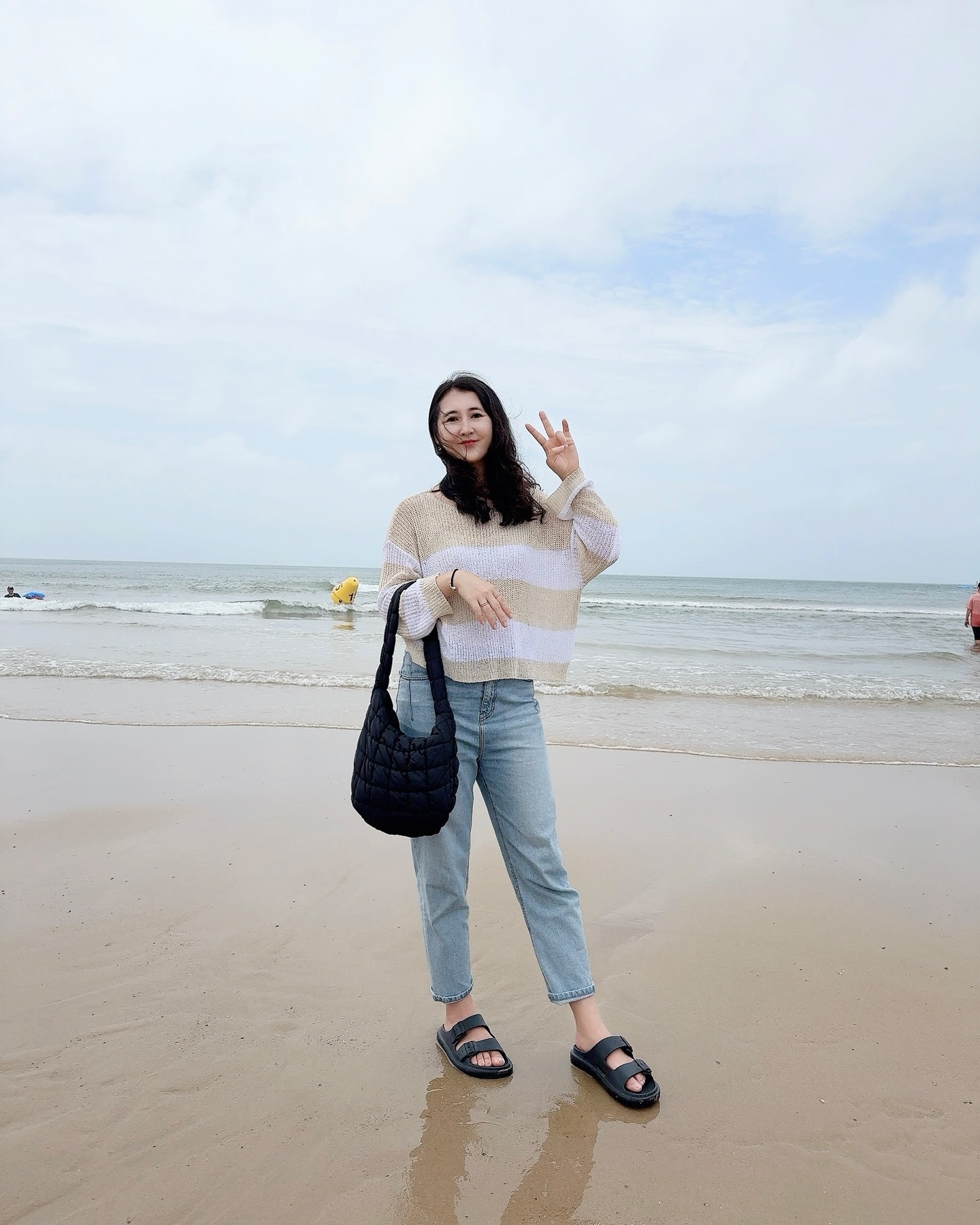 #여행
주말에 서산여행 갔다가 들린
만리포 해수욕장이랑 연포해수욕장
바람 엄청나서 내머리는 산발이지만
ㅋㅋㅋㅋㅋ추억을 남겨보며 
신랑이 찍어준 머리날린 사진 자연스러우니 그나마😅
바람이 진심 장난아님 바람은 불지만 여행은 힐링이라며😁
나름 그래도 비가거의 안와서 다행
영상에 바람소리 대박이네 
연포해수욕장에서 모래에 날리며 먹었던 컵라면 잊지못하네
국물 쏟고 옷빨고 난리였지만 그또한 ? 추억….😂😅이라고
위안삼아보기….
.
.
#여행#만리포 #만리포해수욕장 #연포해수욕장 #충청도여행 #서산여행