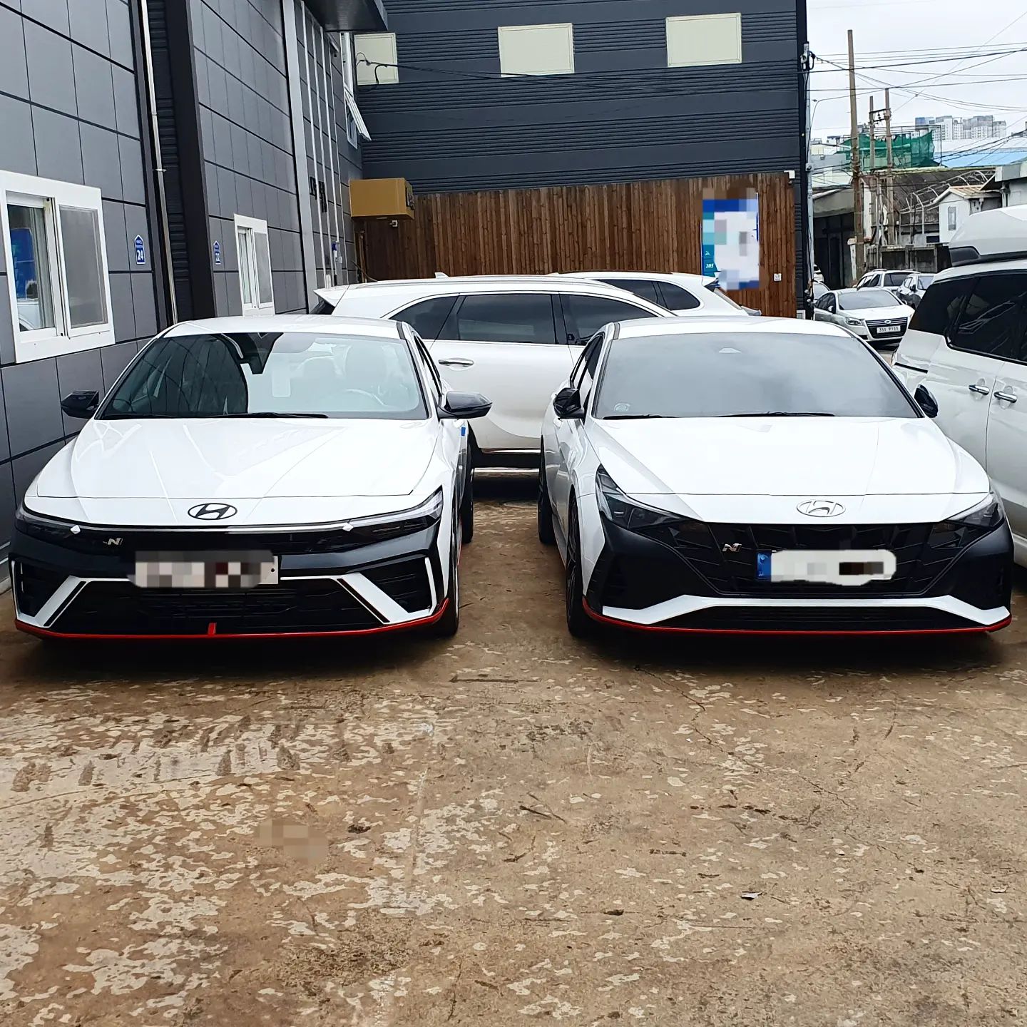 .
와아~~~ 아반떼N 두대가 나란히 있네?
응~ 둘다 우리집 차 ㅋㅋㅋㅋㅋ

경기용차 & 데일리카

어쩌다 이렇게 아친놈(아반떼에 미친 놈) 같은 구성이 되었누;;
자... 이제 R6를 팔래? 기존 아반떼N을 팔래?
둘이 사는데 4륜 2대, 2륜 2대는 많잖아?
(내 자전거와 킥보드까지하믄 2륜 4대...)

#아반떼N #아친놈 #아엔 #아N #avante
#데일리카 #레이싱카