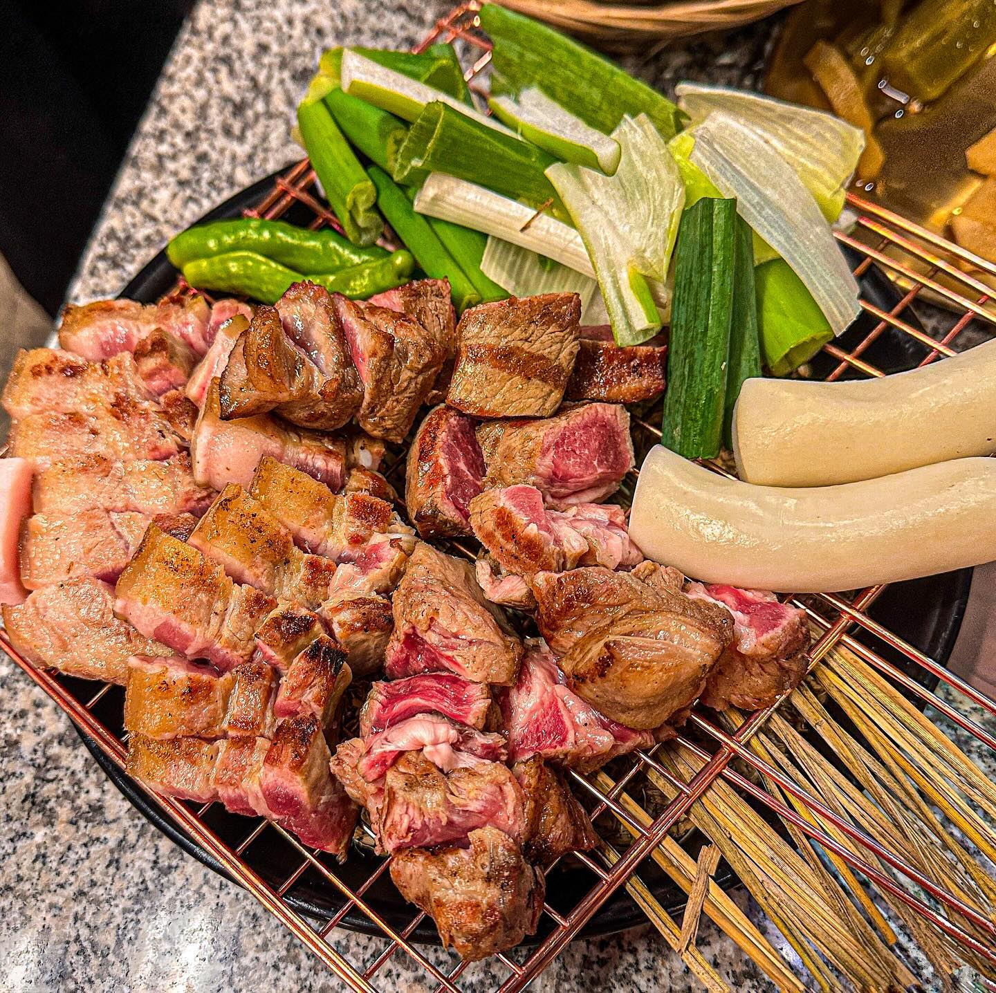 ⠀
구의동 육즙만렙 고기맛집 #구의농원 🍖
⠀
삼겹살+목살+특수부위 짚불초벌구이 한판
영롱하게 빛나는 육즙가득한 고기 비쥬얼에
두툼해도 사르르 녹는 부드러운 식감 😍
⠀
짚불향, 숯불향까지 잔뜩 입혀 맛은 말해모해요👍
⠀
꿀맛 사이드에 하이볼까지 더해주면
풀코스로 접수 가능💕💕
⠀
시골느낌 가득한 인테리어로 딱 우리 취저😎
고잘알이면 여기 필수에요 🥓💗
⠀
⠀
⠀
⠀
#협찬 #구의농원 #구의역고기 #구의고기 #구의역맛집 #구의맛집 #강변역고기 #강변맛집 #광진구맛집 #건대입구맛집 #건대맛집추천 #구의동고기 #구의동고기집 #구의동삼겹살 #구의역삼겹살