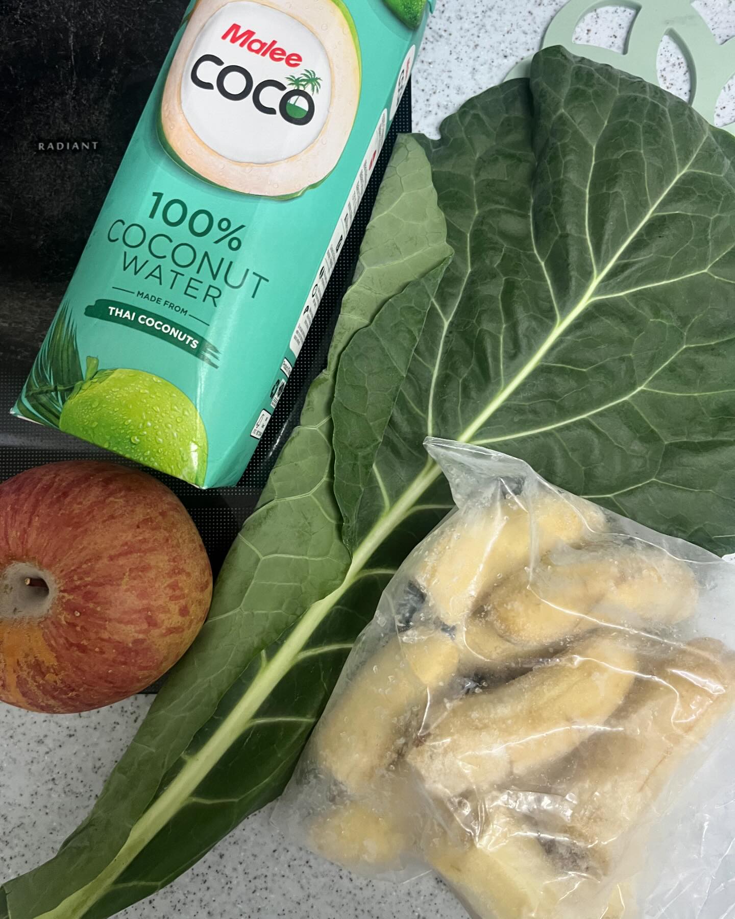 아침마다 마시고 있는 케일 스무디🥬

케일은 식이섬유가 풍부해 변비개선에 효과적이고
녹황색 채소중에 베타카로틴 함량이 높아 항암작용에도 탁월하다고 하네용❤️

🛒재료
- 케일 즙용 큰거 1장, 사과반쪽, 바나나 반개, 코코넛워터 200ml

📍레시피
-믹서기에 케일 깨끗하게 씻어 한장 돌돌말아 넣어주고, 바나나 반개, 사과반개도 넣고 코코넛워터는 눈금선에 200ml 넣어주세요
- 갈면 끝!!!🤭