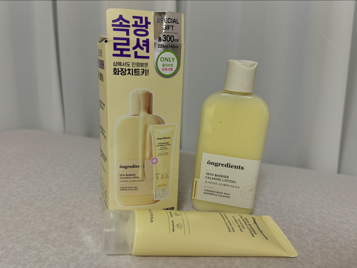 #협찬 #속광로션 #올리브영추천 #로션추천 #온그리디언츠
#ongredients #kbeauty #청담메이크업샵로션 #스킨케어 #보습연구소

온그리디언츠 스킨 베리어 카밍 로션

자극 없이 순하다는 구매평을 보고 구매해봤어요~
일단 색감이 연노랑색으로 너무 예쁘고 본품과 튜브형 
두가지가 들어 있어 하나는 집에 두고 하나는 휴대해도 좋네용
끈적거리지 않는 묽은 제형으로 민감한 피부에도 자극적이지 않고
건조한 피부에 수분을 공급해 줘서 촉촉하게 해주네요
거기다 속당김도 잡아주고 피부 진정효과에도 도움이 되요
향은 쌔지 않고 은은한 편이네용 화장하기전에 발라주면
화장도 잘먹고 아침 저녁으로 세안 후 바르기도 넘나 좋네용
꾸준히 열심히 발라 봐야겠어요~♡

구매링크
https://www.oliveyoung.co.kr/store/goods/getGoodsDetail.do?goodsNo=A000000206352