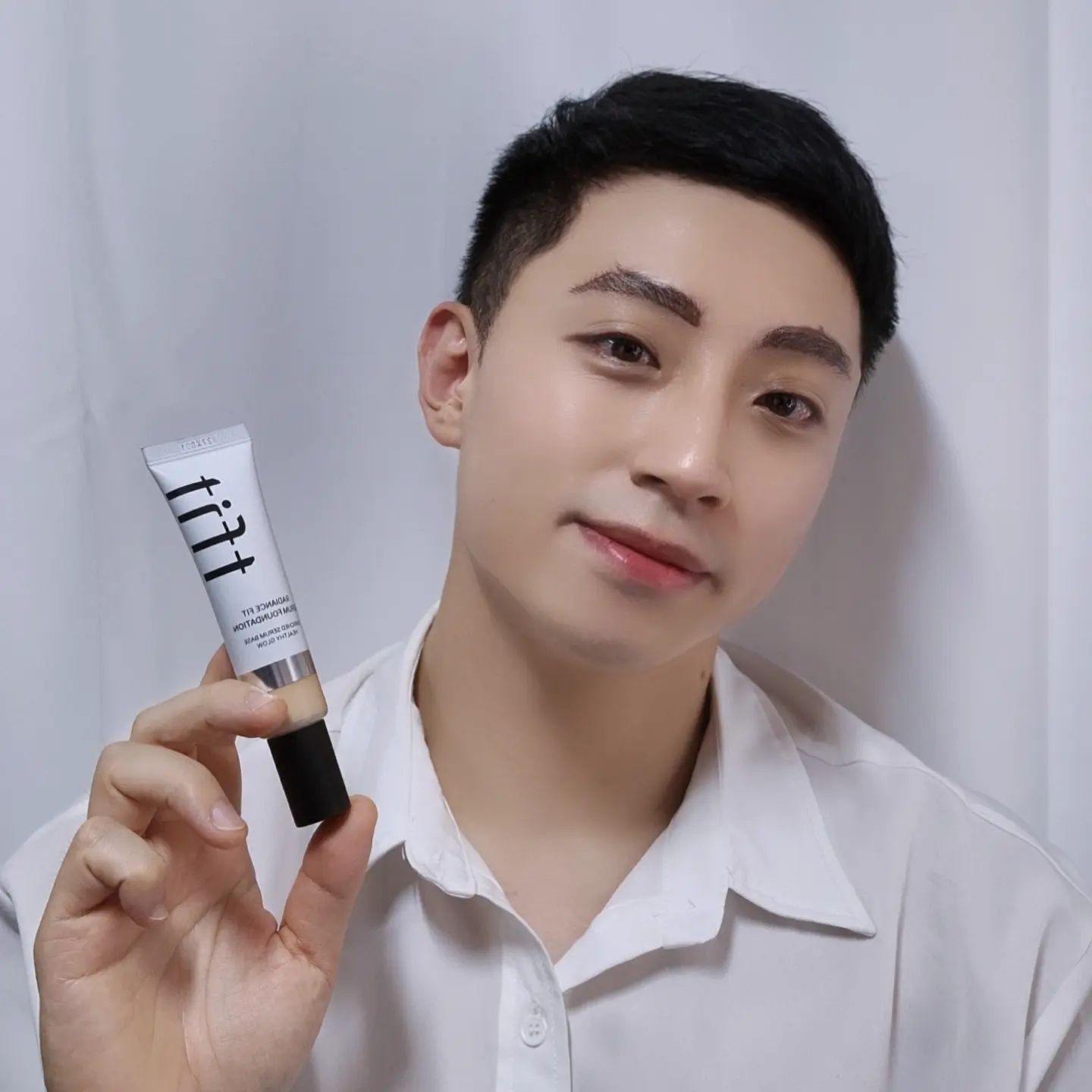 #협찬  그동안 피부색에 맞는 파운데이션을 찾지 못해서 늘 고민이었던 저에게 인생파데가 되어버린 <티핏 래디언스 핏 세럼 파운데이션> 소개해드리려구요🤗

밝은 피부부터 저처럼 시커먼 남자피부까지 총 19가지의 다양한 색상이 있어서 내 피부톤에 딱 맞는 컬러를 찾을 수 있는데요, 제가 선택한 W02 아몬드버터 색상은 22호와 23호 중간정도 되는 자연스러운 피부색이라 피부가 좀 어두운 분들도 들뜨지 않게 톤업이 가능해요!

튜브 끝 토출구가 굉장히 얇게 되어있어서 얼굴에 직접 펴바르기도 편리하고 특히 세럼이 많이 들어가 촉촉함이 강조된 제형이라 자연스러운 광택감을 느낄 수 있어요. 정말 얇게 피부에 밀착되니까 여러번 덧바르거나 수정화장을 할때도 물광이 돌고 자연스러워서 좋아요👍

티핏 파운데이션은 해외에서도 워낙 인기제품이나 보니 테무나 알리보다는 올리브영 매장에서 믿을 수 있는 정품 구매를 추천드려요!

#협찬 #TFIT #티핏 #티핏클래스 #티핏파운데이션 #TFITFOUNDATION #파운데이션 #파운데이션추천 #촉촉한파운데이션 #올리브영추천템 #건성파운데이션